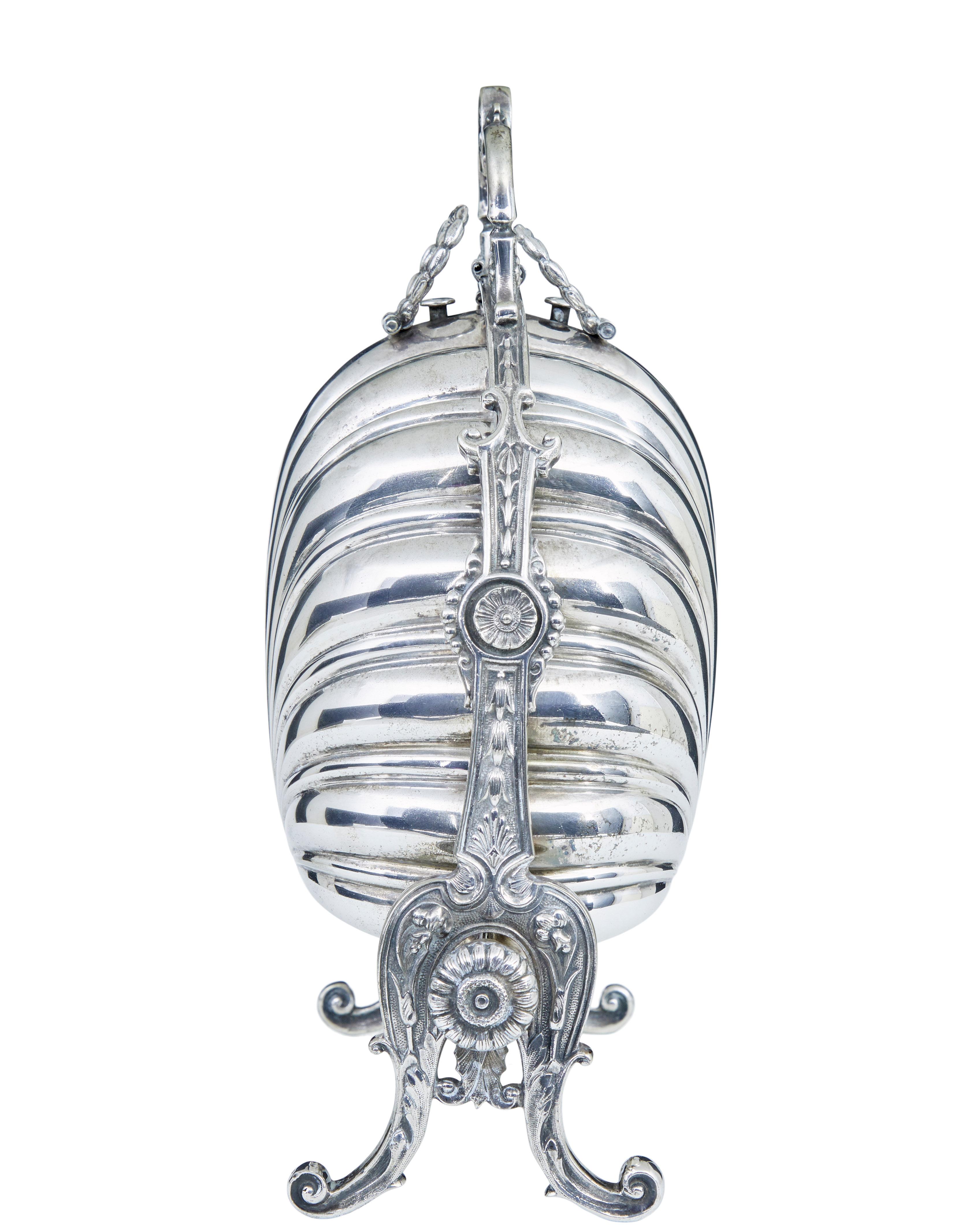 Chauffe-brioche décoratif en métal argenté du 19e siècle, vers 1890.

Nous avons vu de nombreuses descriptions et utilisations de cette pièce de vaisselle de la fin de l'époque victorienne.

Rouleau décoratif en forme de feston qui forme la poignée