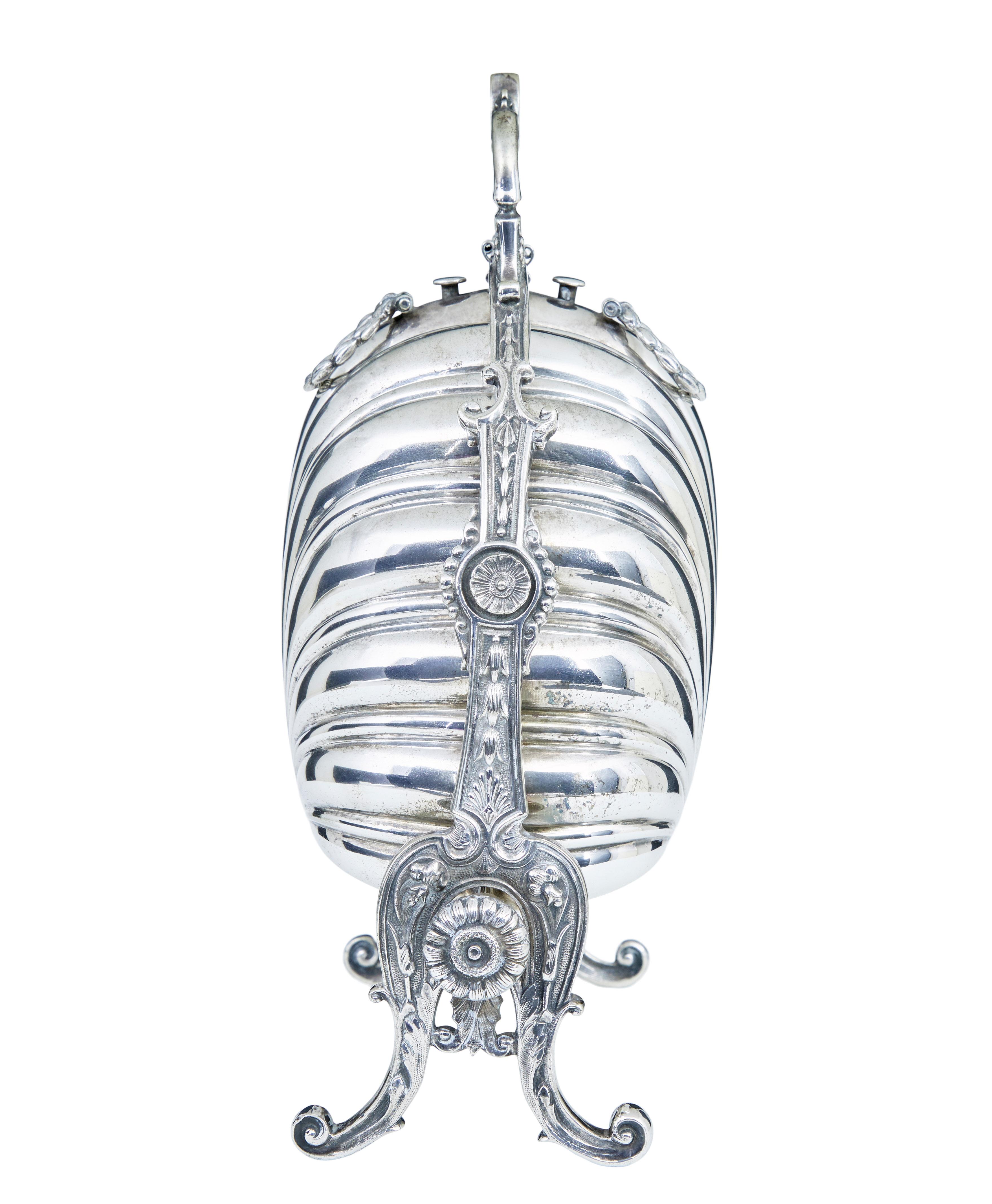 Anglais Chauffe-brioche décoratif en métal argenté du 19e siècle en vente