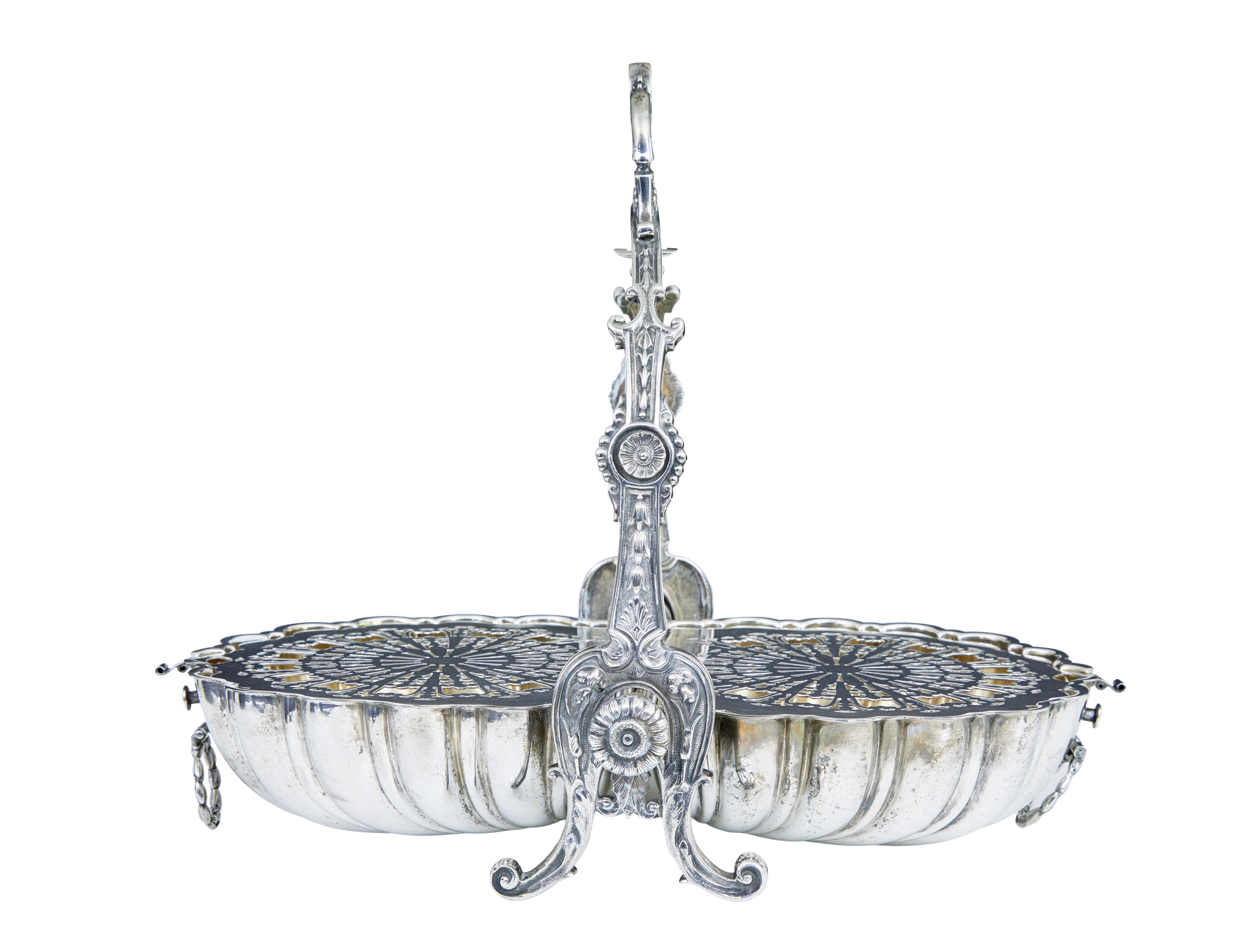 Ferronnerie Chauffe-brioche décoratif en métal argenté du 19e siècle en vente