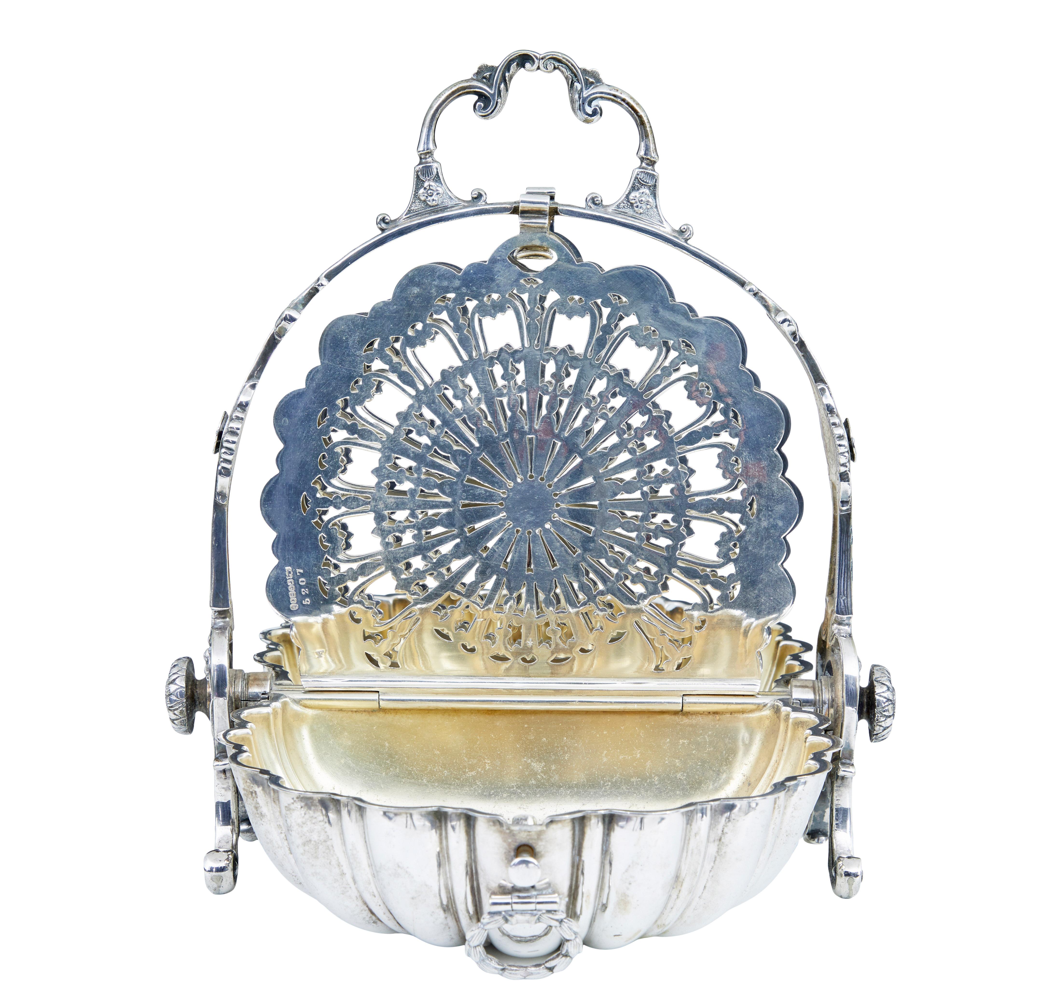 XIXe siècle Chauffe-brioche décoratif en métal argenté du 19e siècle en vente