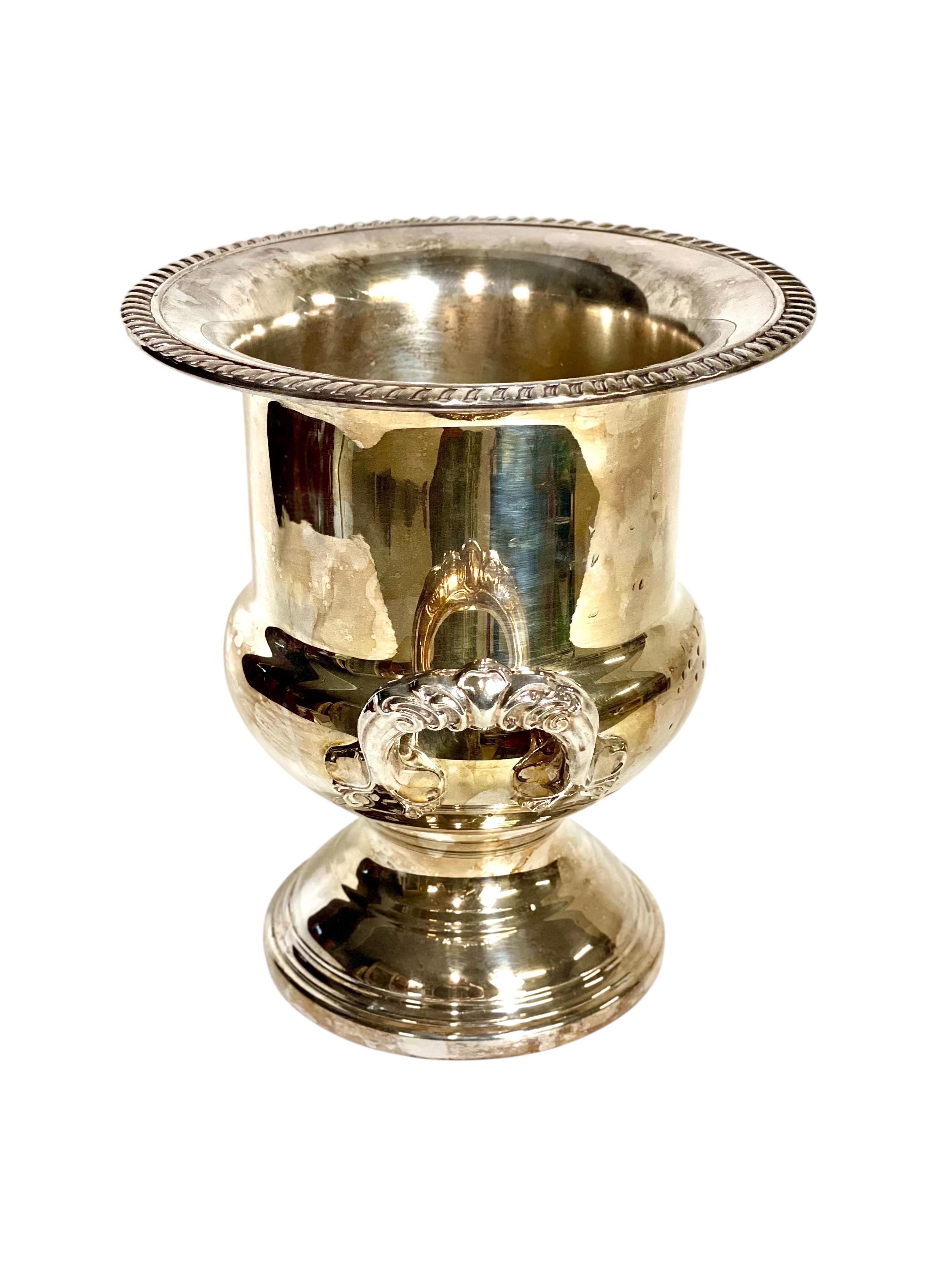 Versilberter Medicis Champagnerkübel oder Weinkühler aus dem 19. (Versilberung) im Angebot