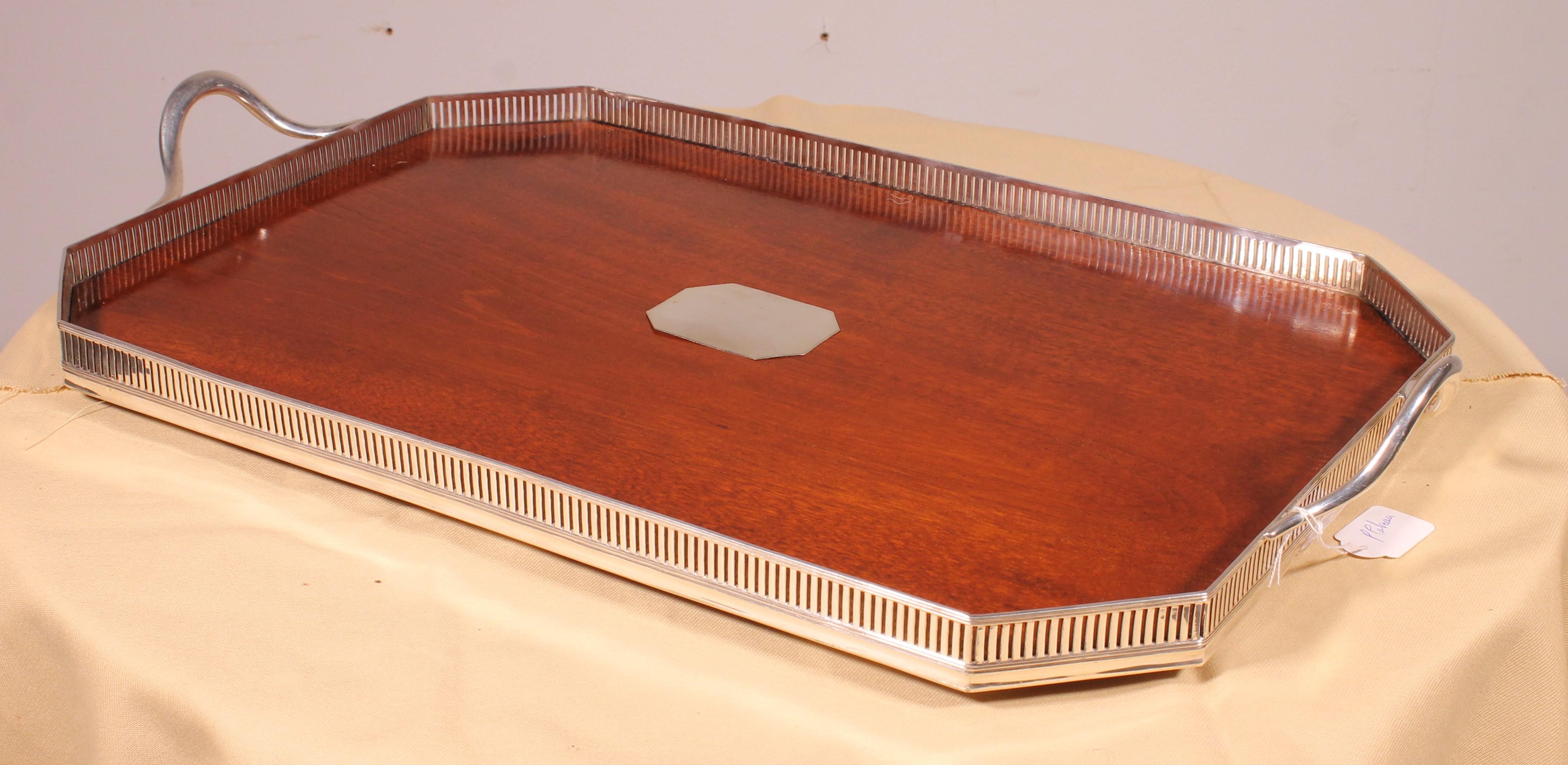 Magnífica bandeja de caoba y baño de plata del siglo XIX
Muy bella obra inglesa
Es raro encontrar bandejas con caoba.
En magnífico estado y de caoba con una hermosa llama y una bella pátina
Magnífico modelo
