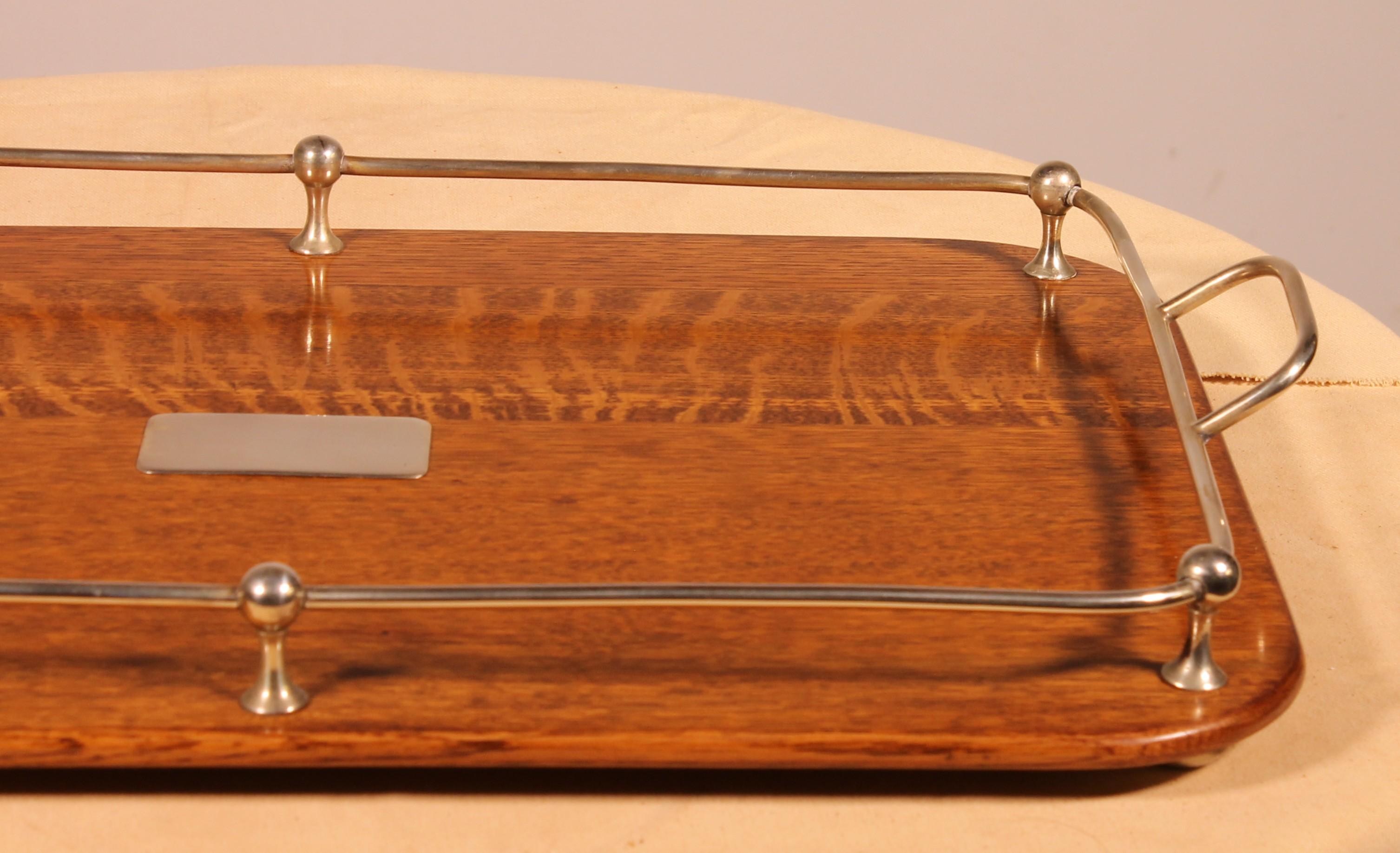 Versilbertes Metall- und Eichenholz-Tablett aus dem 19. (Ästhetizismus) im Angebot