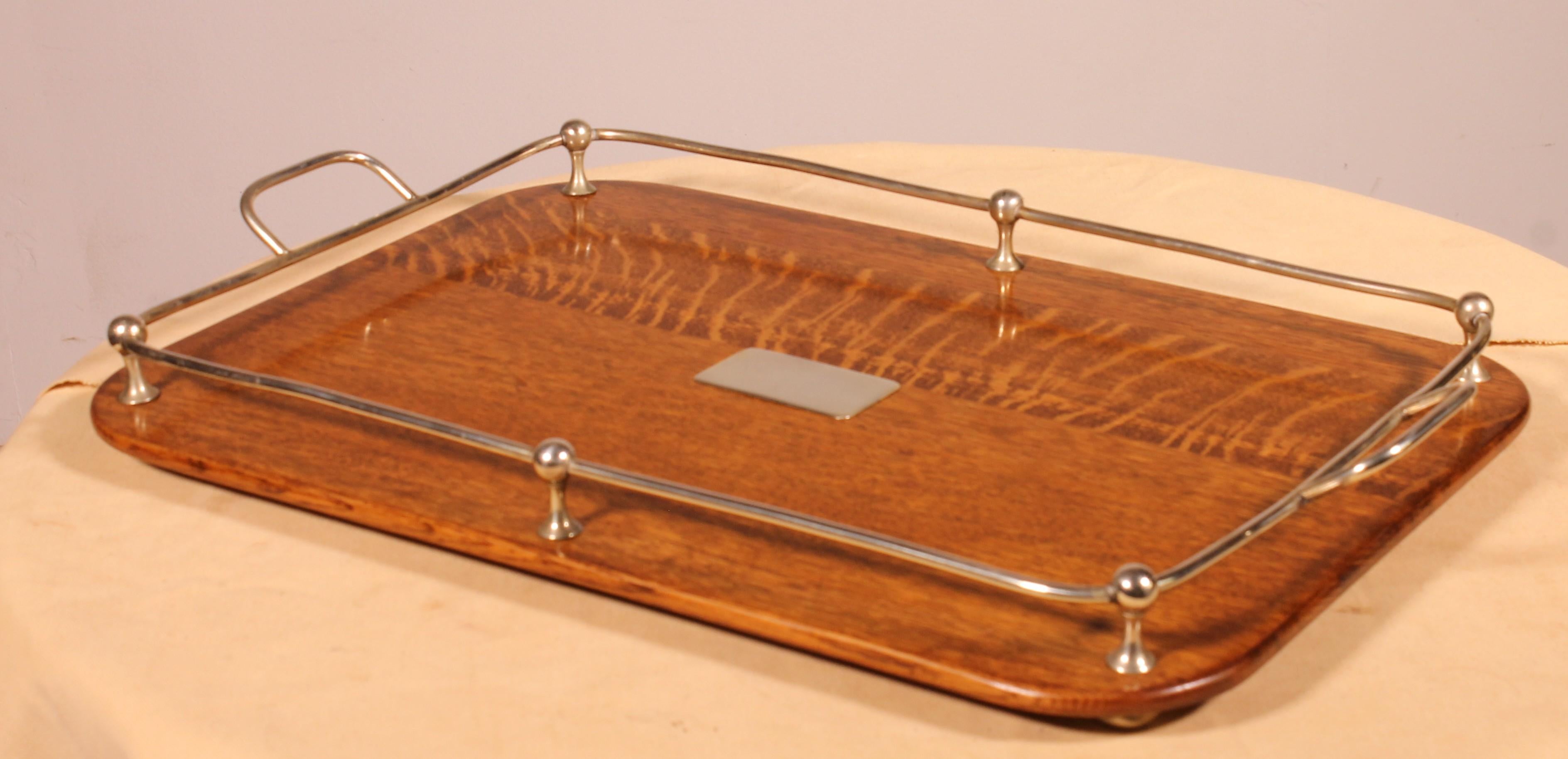 Versilbertes Metall- und Eichenholz-Tablett aus dem 19. im Zustand „Gut“ im Angebot in Brussels, Brussels