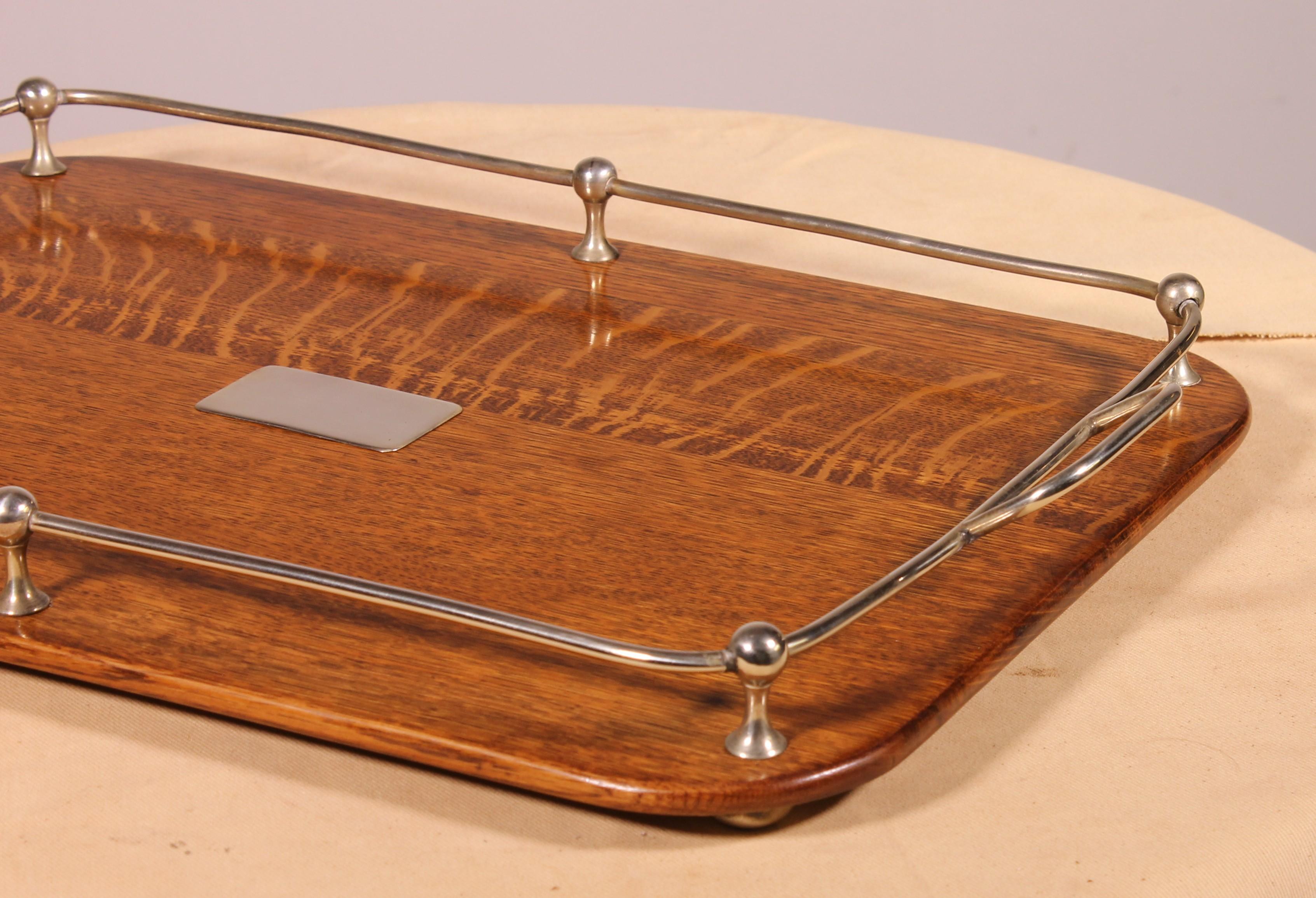 Versilbertes Metall- und Eichenholz-Tablett aus dem 19. (19. Jahrhundert) im Angebot