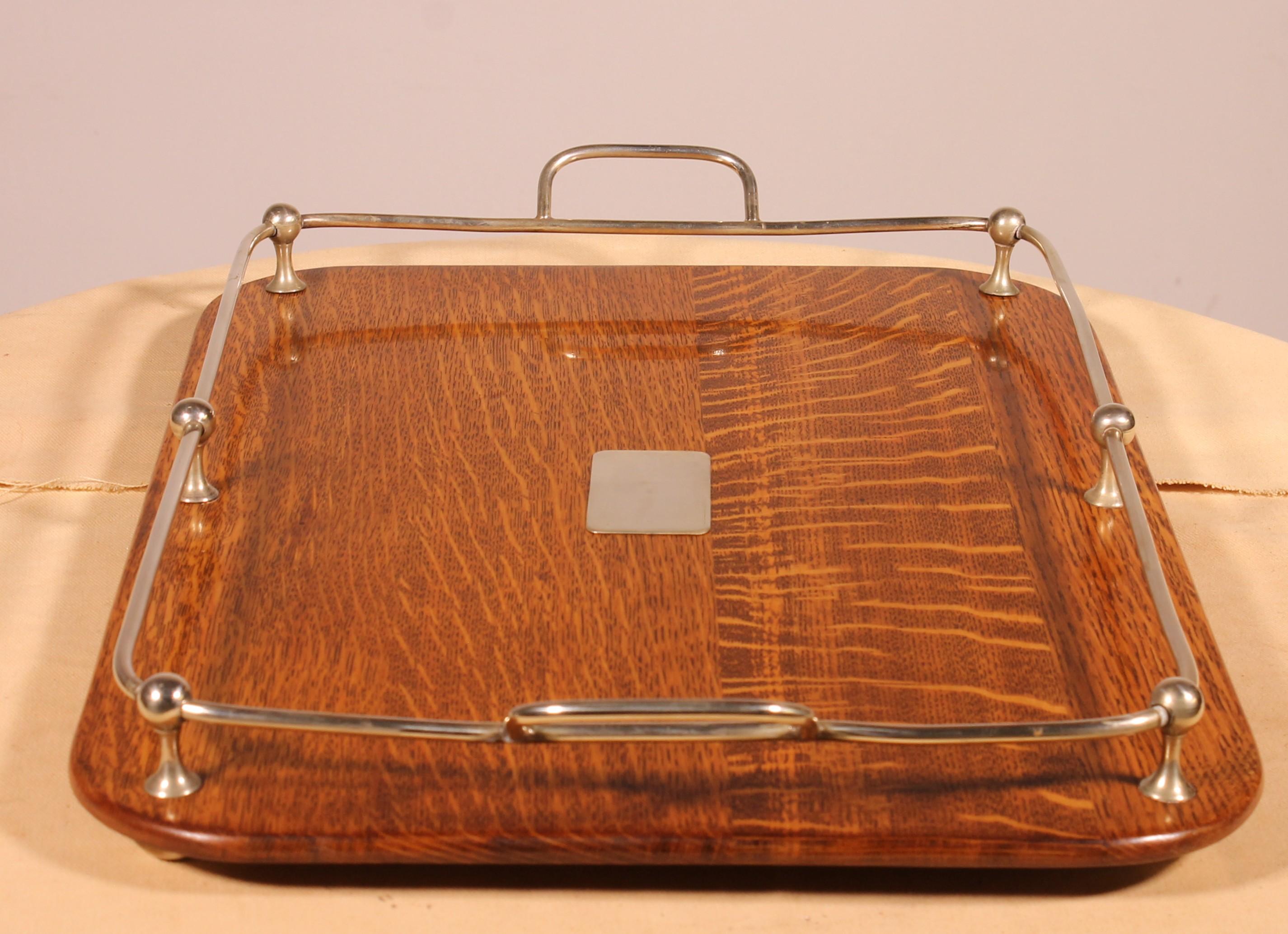 Versilbertes Metall- und Eichenholz-Tablett aus dem 19. im Angebot 1