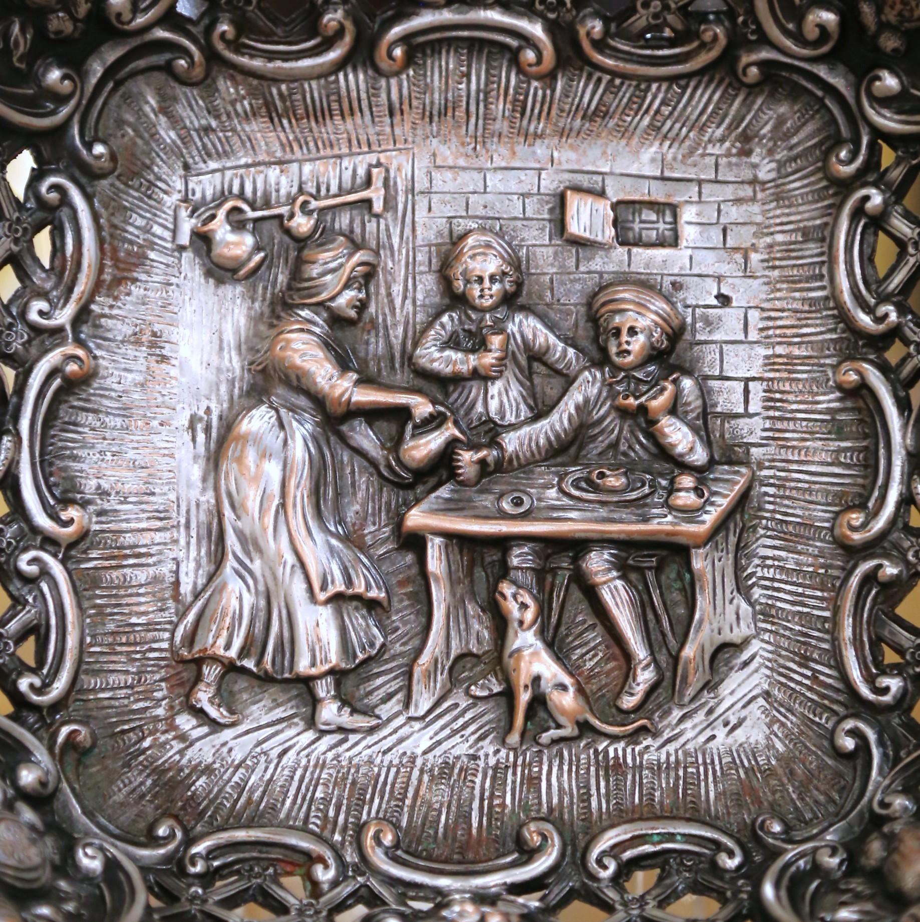 Sbalzo Ciotola traforata Repousse del XIX secolo con scena da taverna in vendita