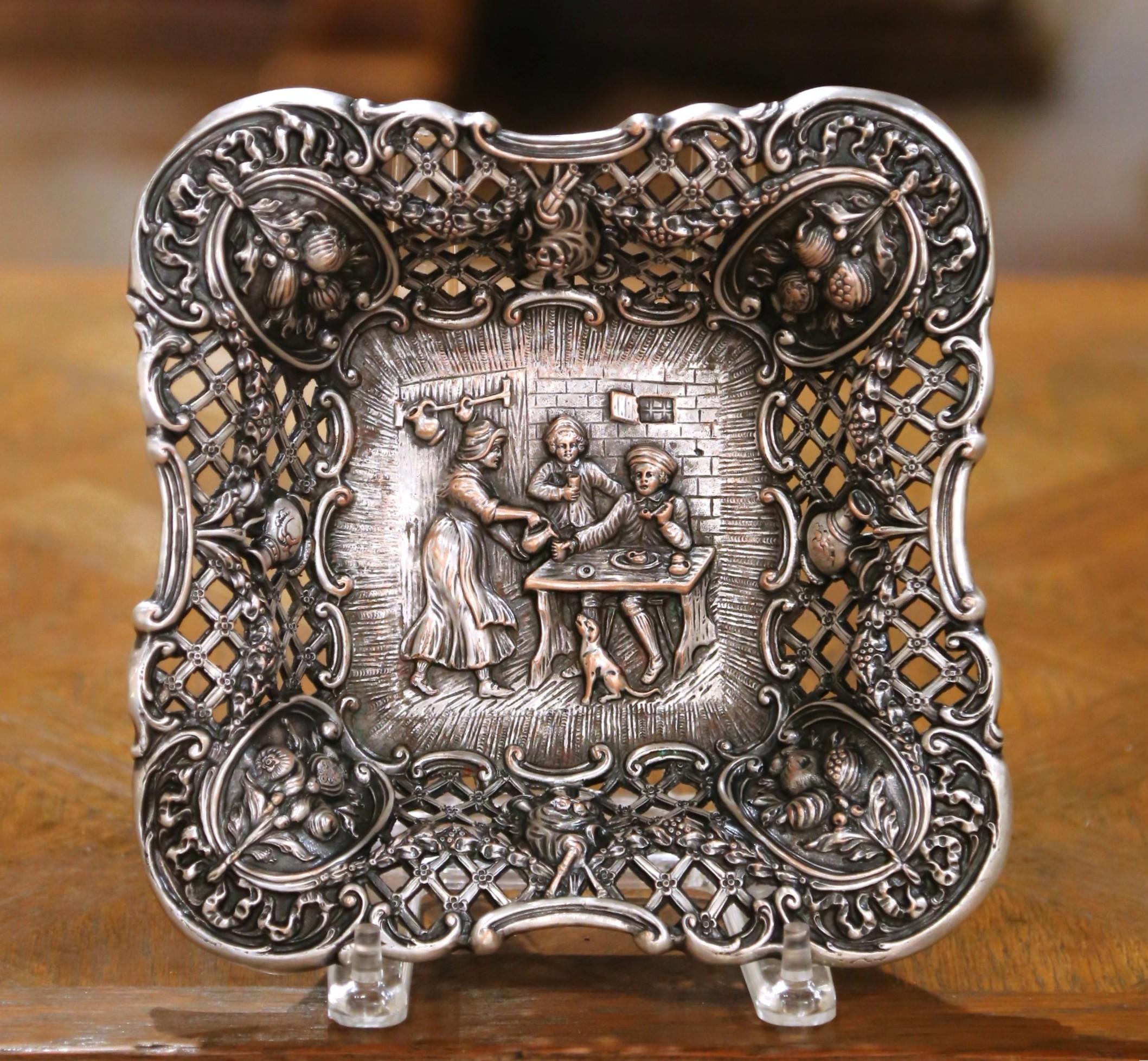 Ciotola traforata Repousse del XIX secolo con scena da taverna In condizioni ottime in vendita a Dallas, TX