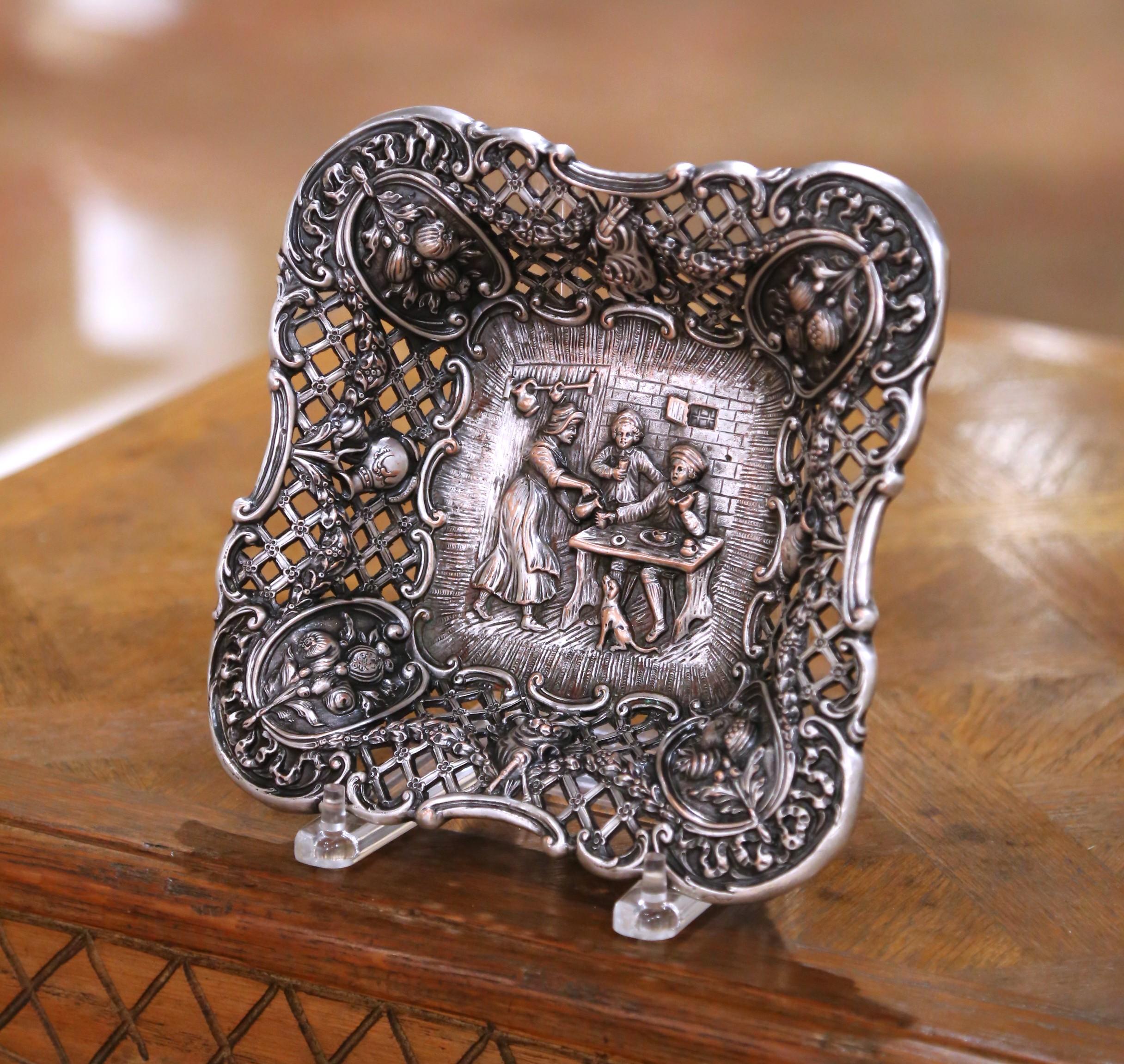 Placcato argento Ciotola traforata Repousse del XIX secolo con scena da taverna in vendita