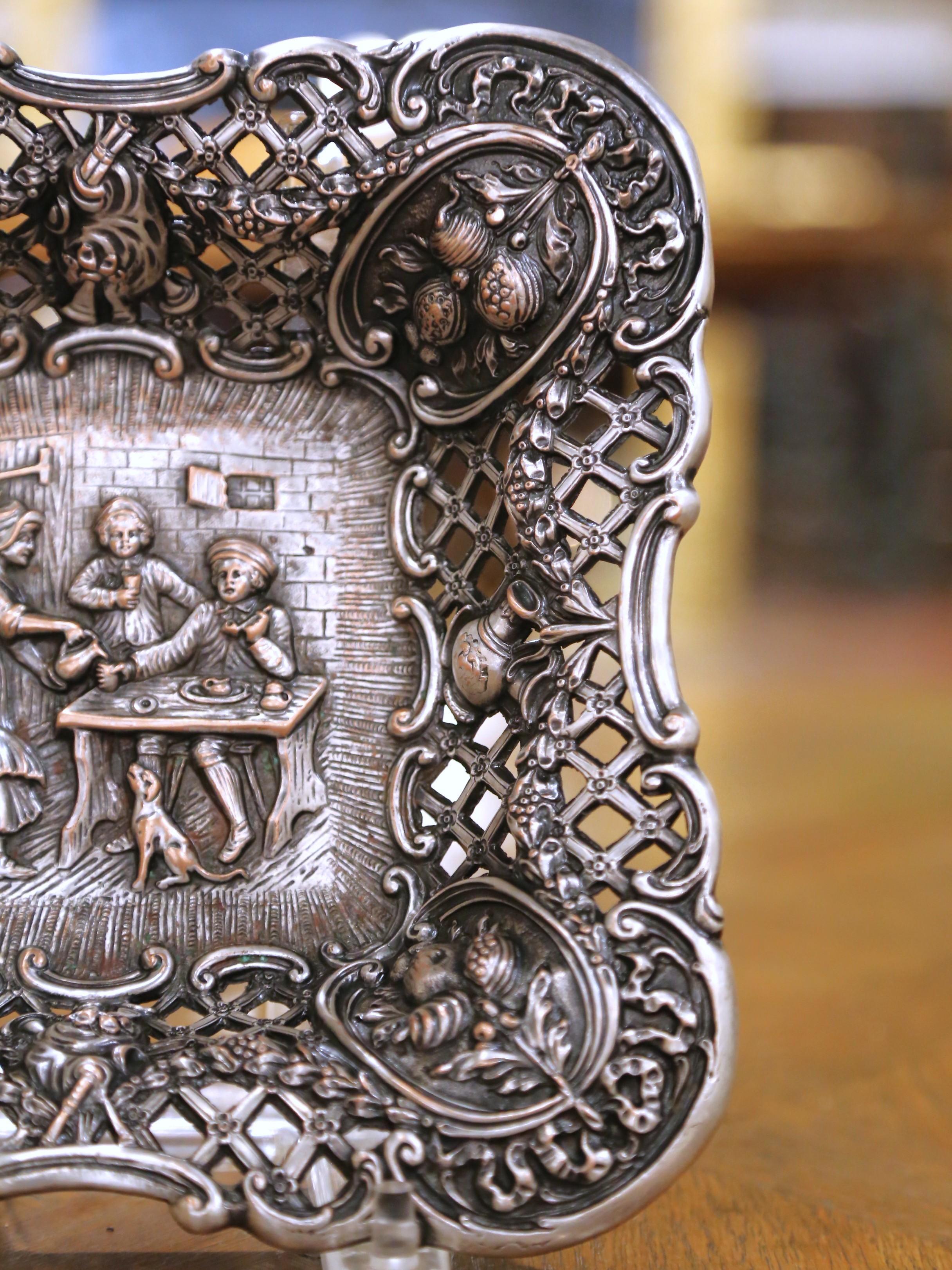 Ciotola traforata Repousse del XIX secolo con scena da taverna in vendita 1