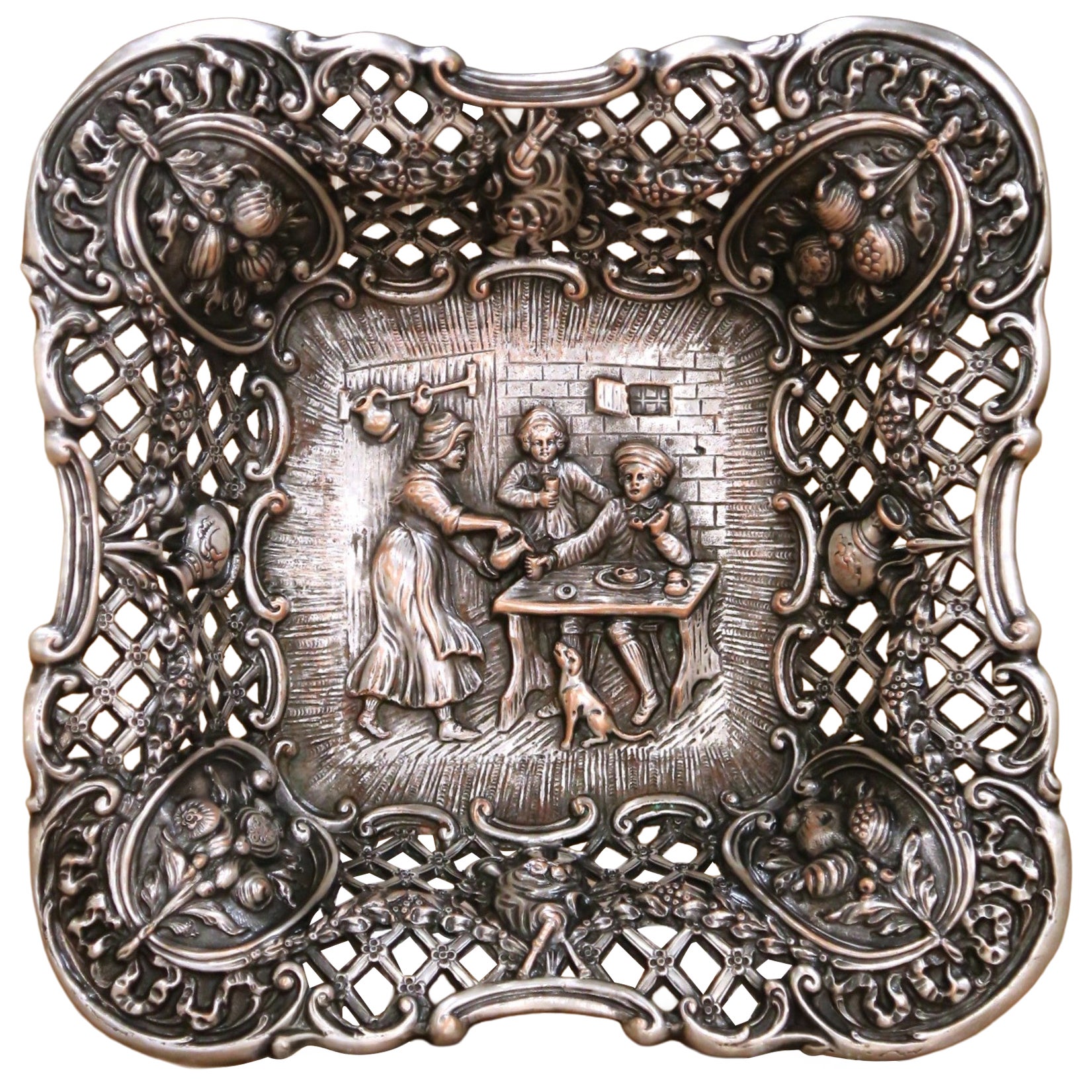Ciotola traforata Repousse del XIX secolo con scena da taverna in vendita