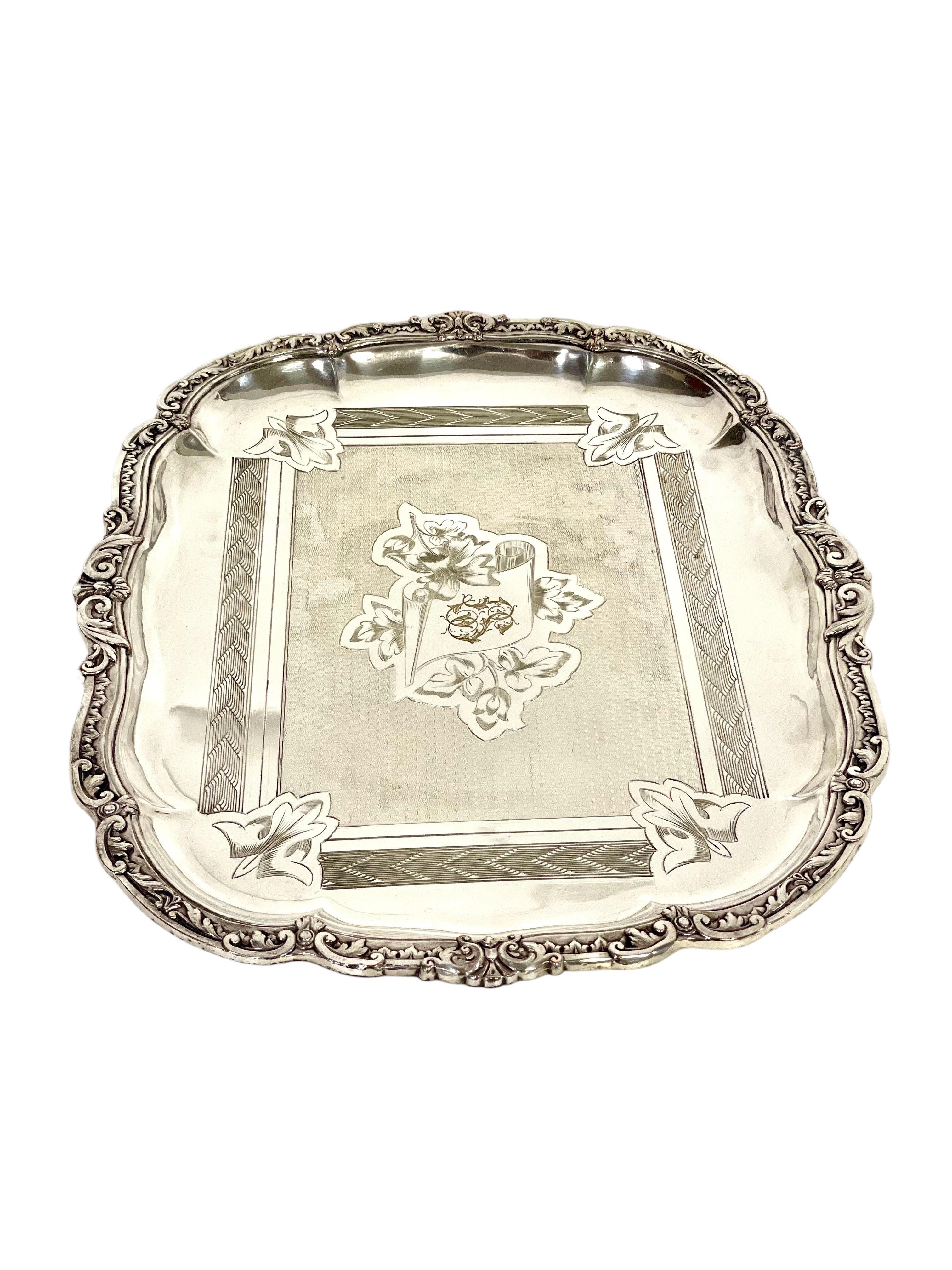 Vassoio da portata del XIX secolo placcato in argento con Monogram in vendita 4