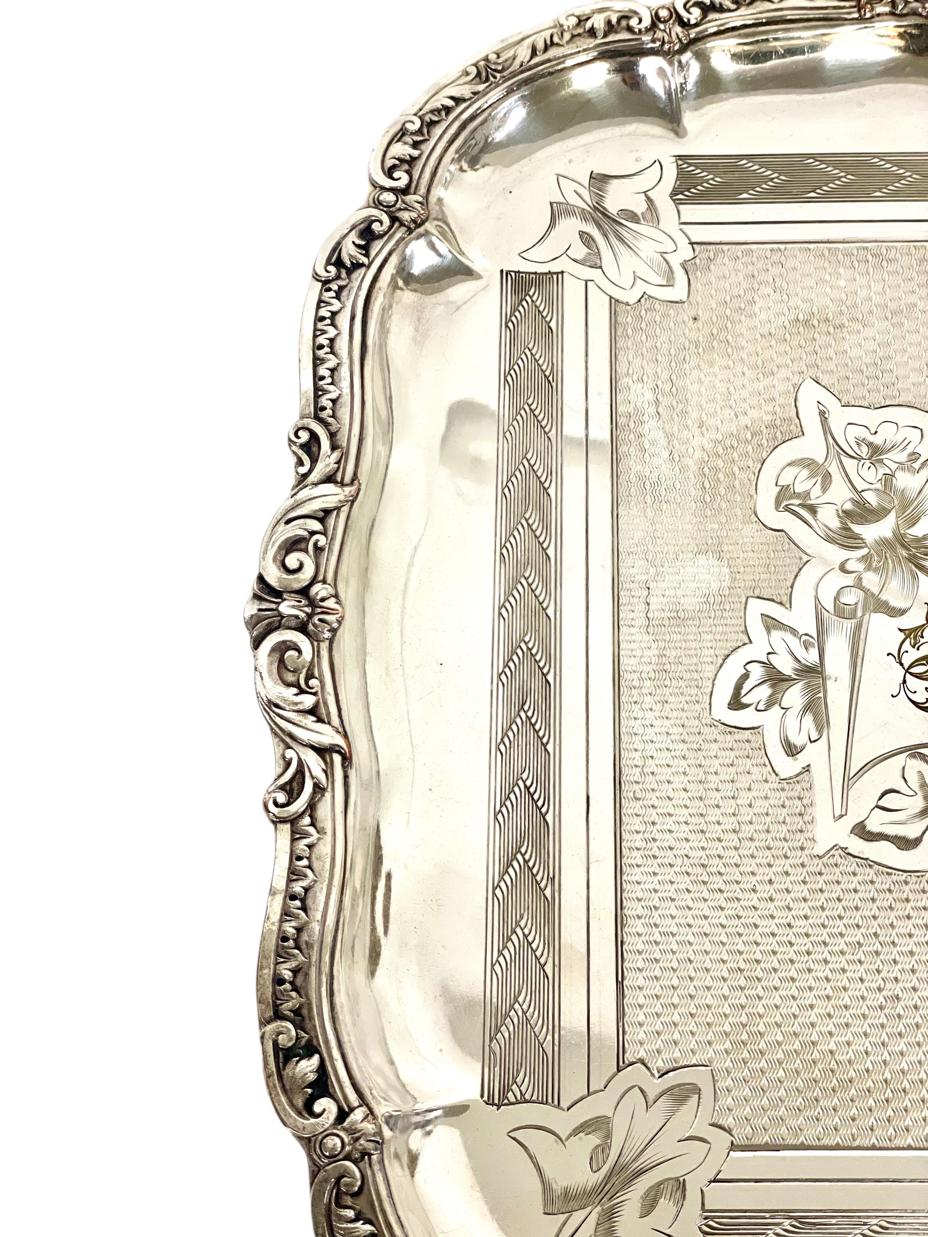 Vassoio da portata del XIX secolo placcato in argento con Monogram in vendita 5