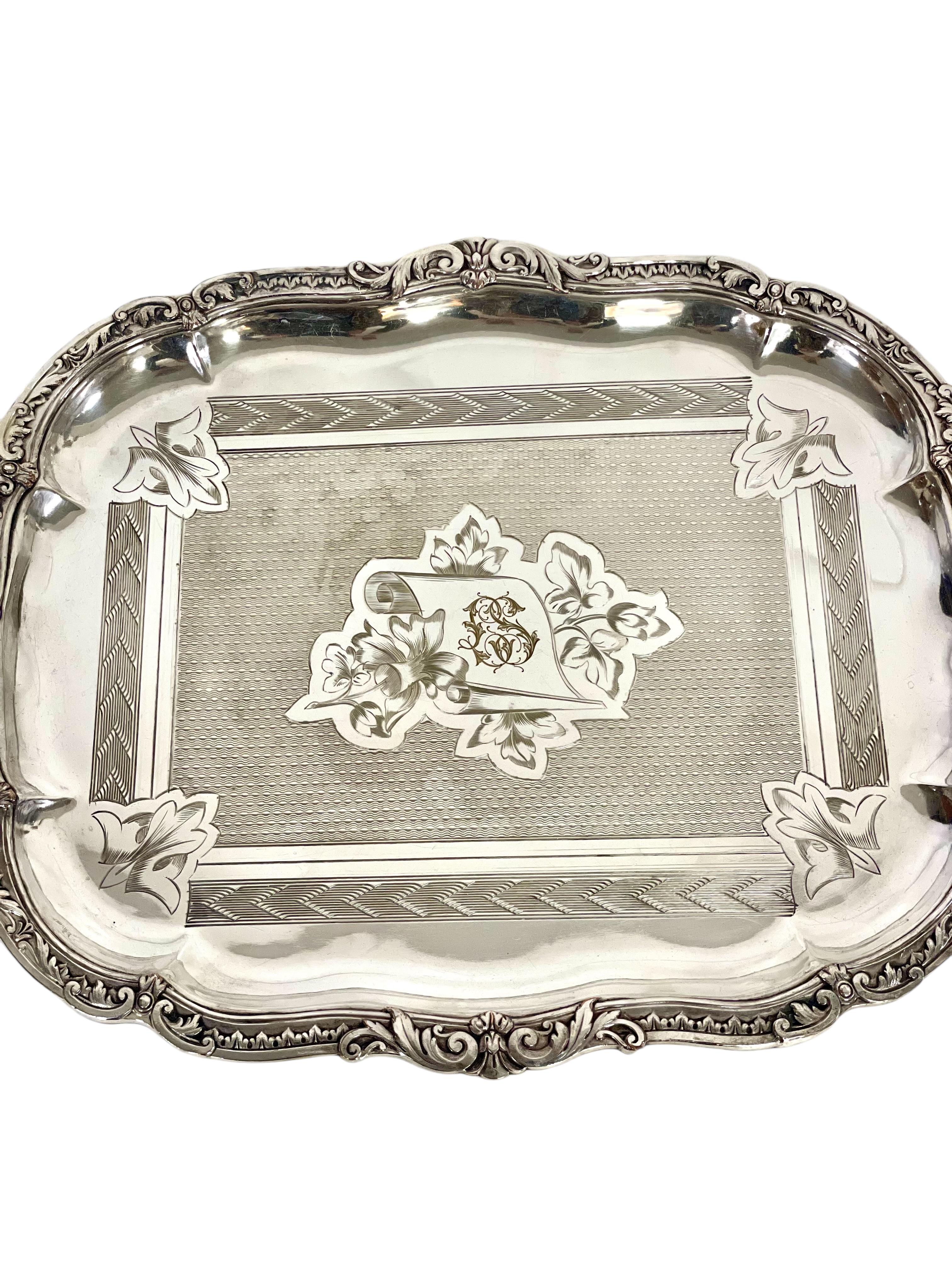 Vassoio da portata del XIX secolo placcato in argento con Monogram in vendita 7