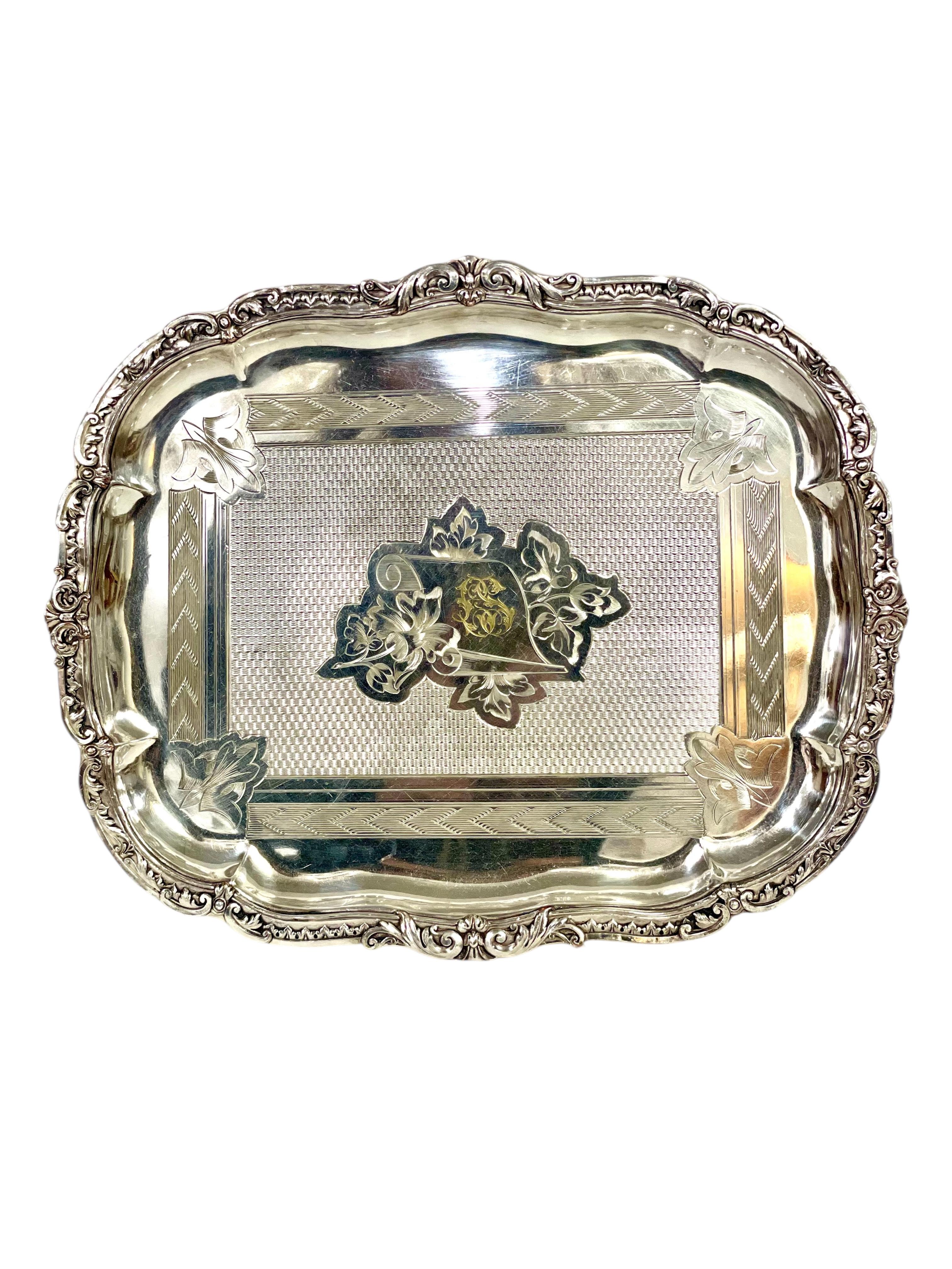 Vassoio da portata del XIX secolo placcato in argento con Monogram in vendita 8