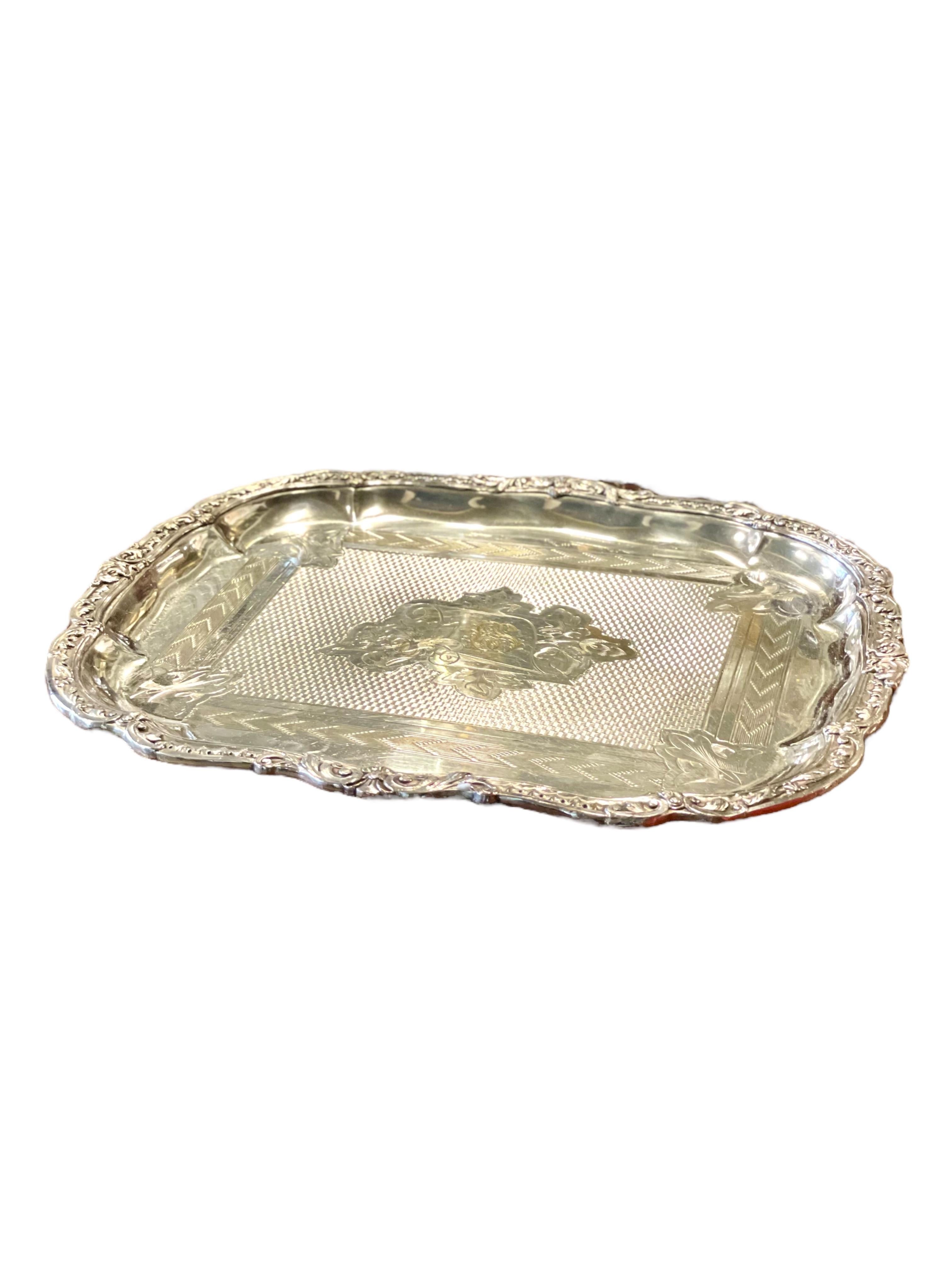 Vassoio da portata del XIX secolo placcato in argento con Monogram in vendita 10