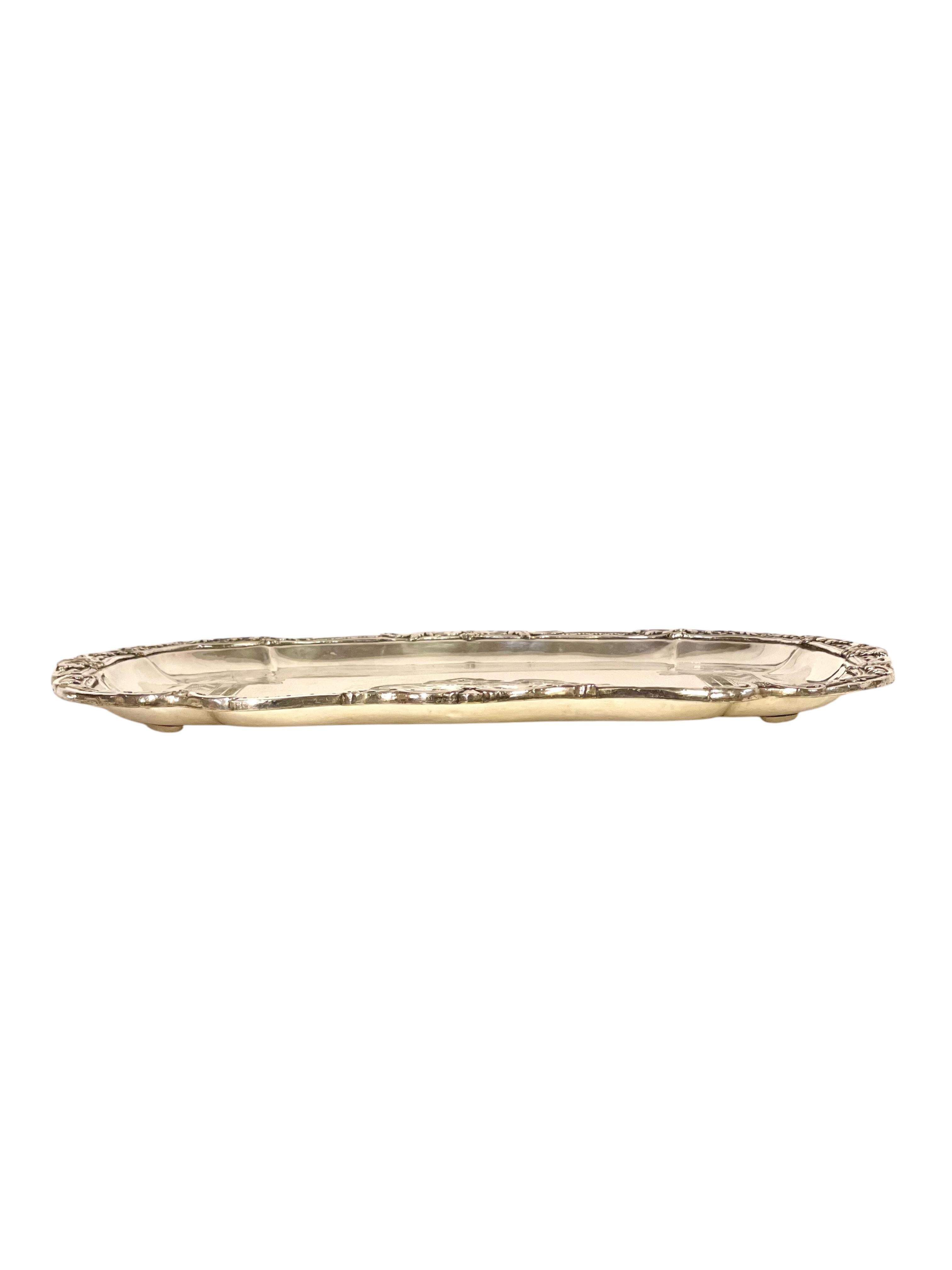 Francese Vassoio da portata del XIX secolo placcato in argento con Monogram in vendita