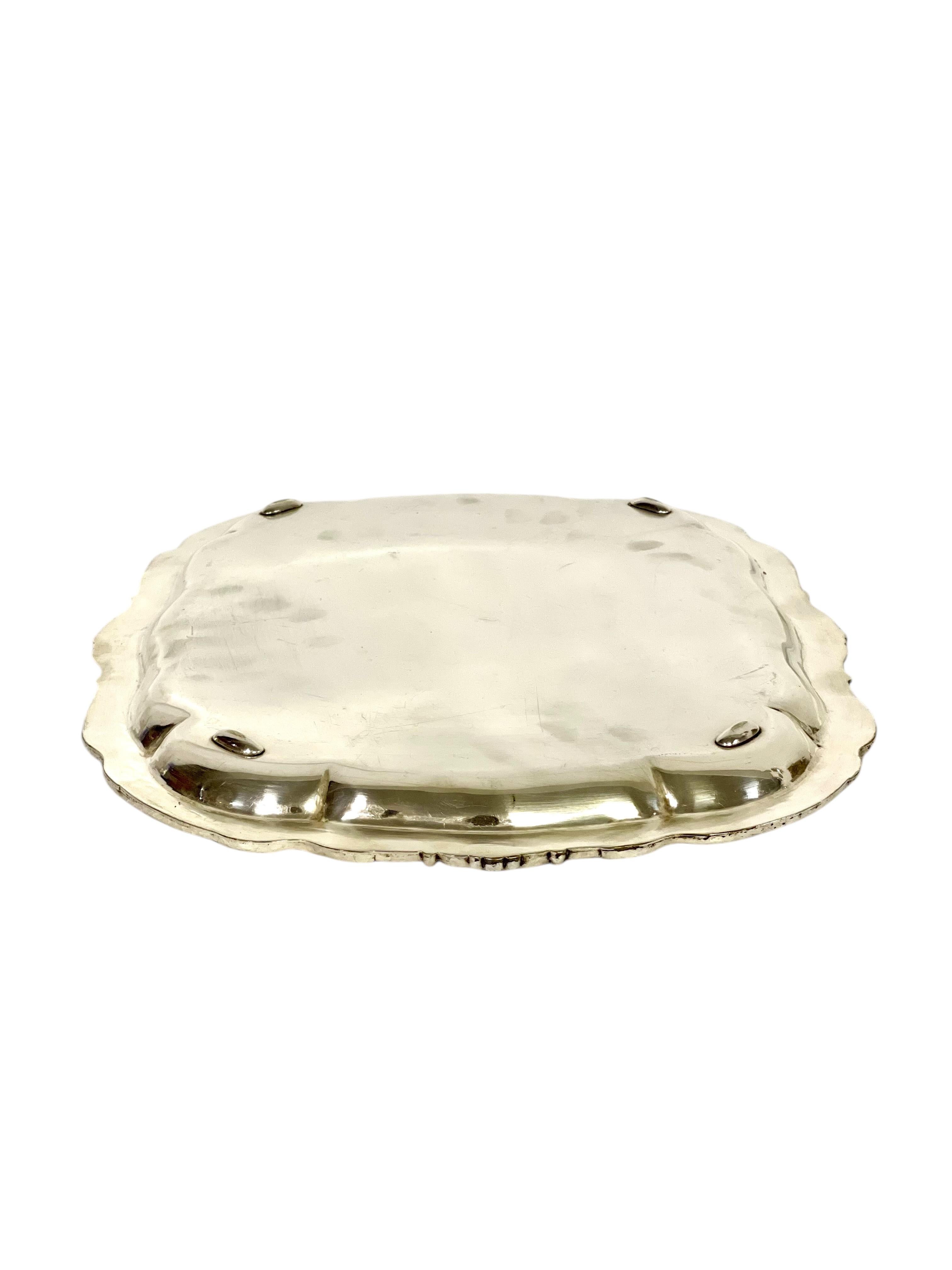 Argentato Vassoio da portata del XIX secolo placcato in argento con Monogram in vendita