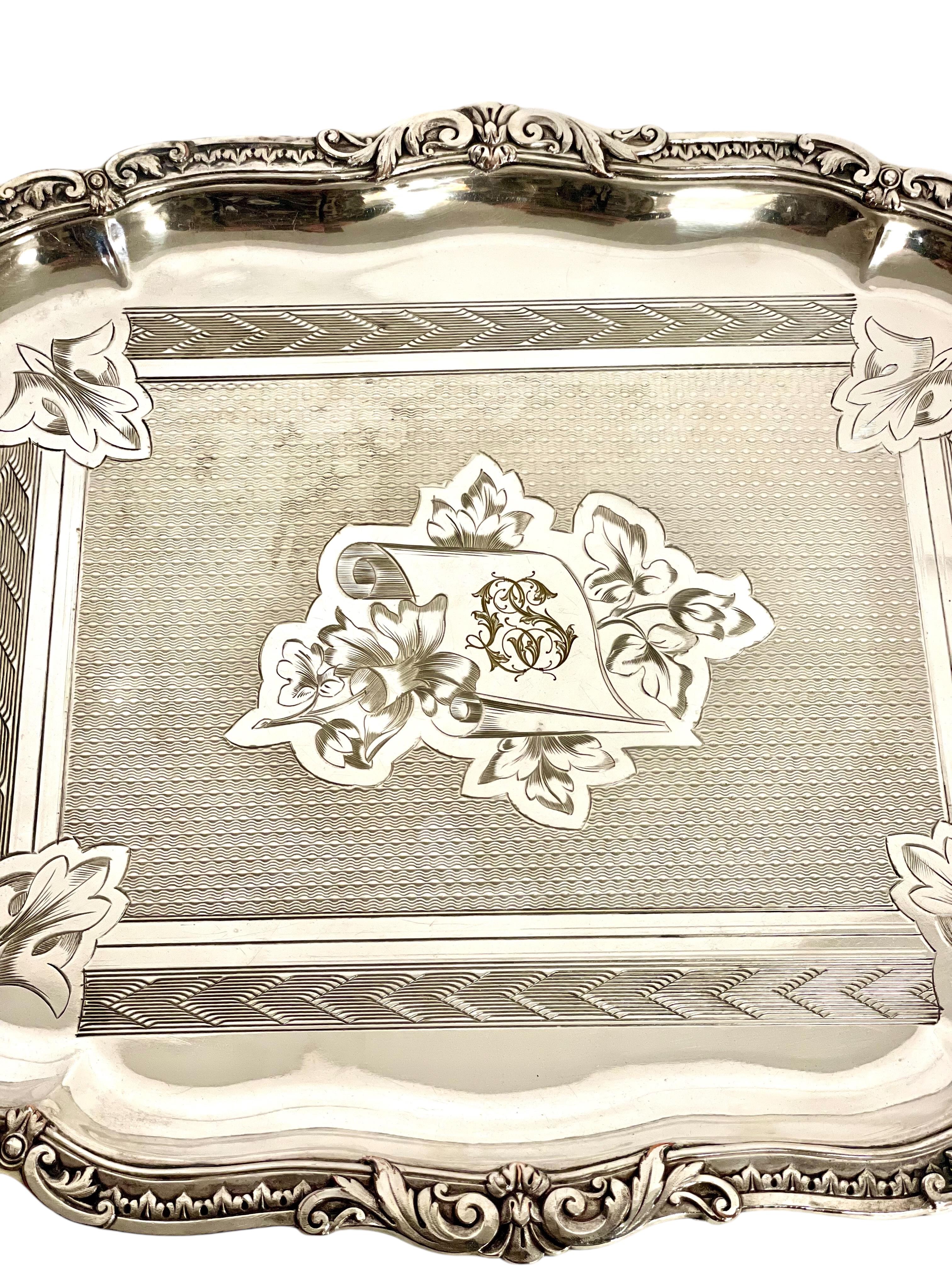 Vassoio da portata del XIX secolo placcato in argento con Monogram in vendita 1