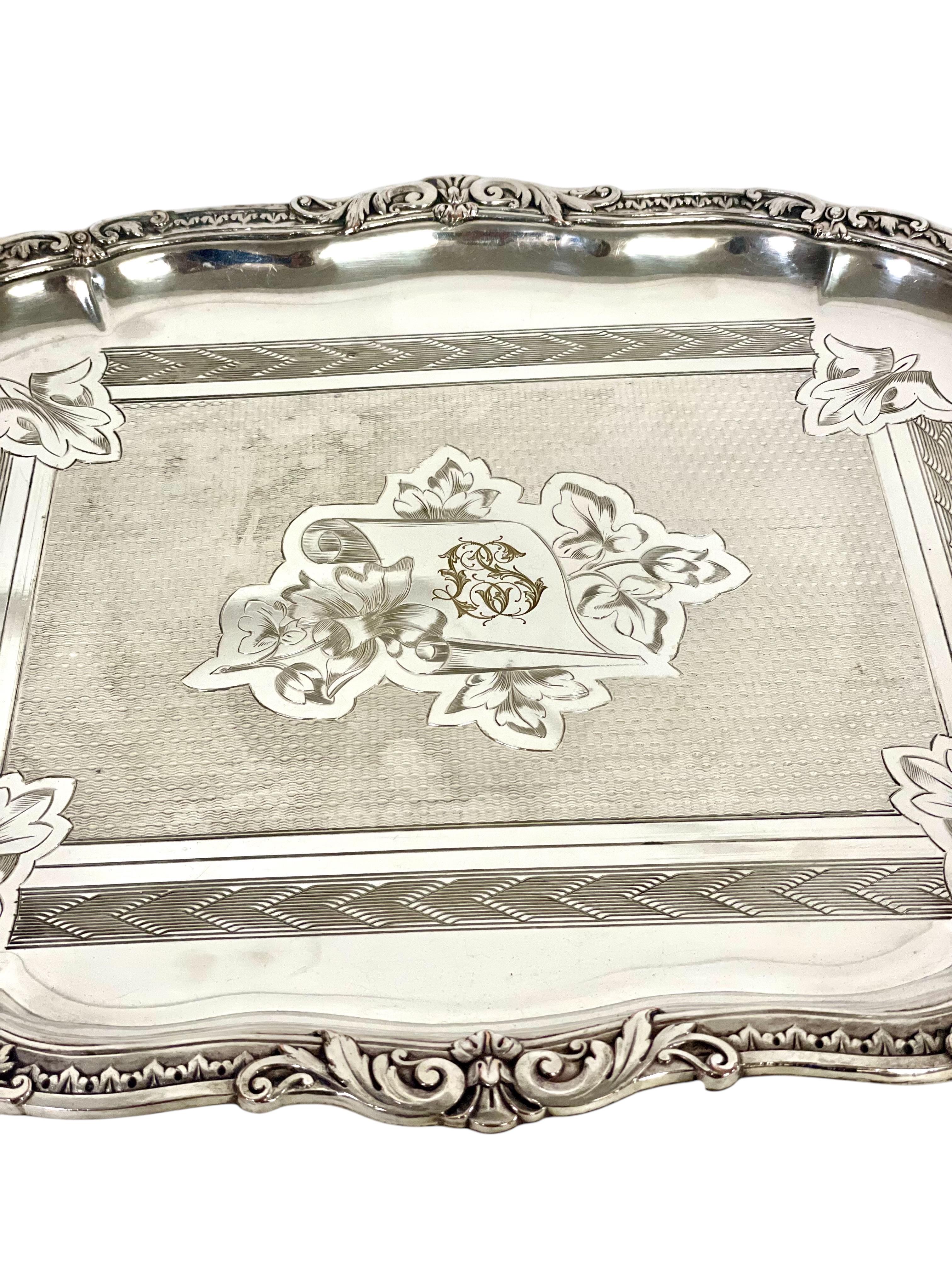 Vassoio da portata del XIX secolo placcato in argento con Monogram in vendita 3