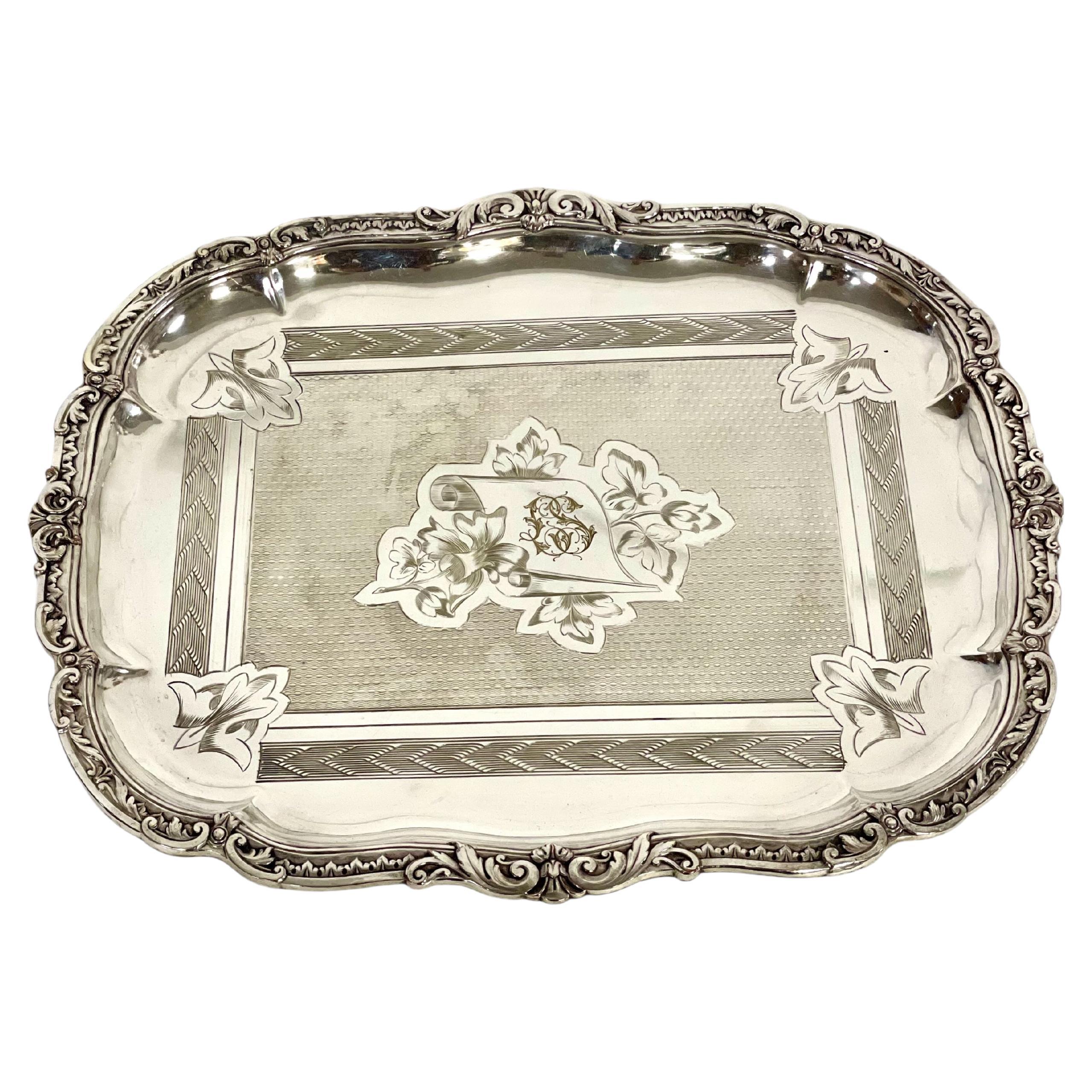 Plateau de service en métal argenté du 19ème siècle avec monogramme