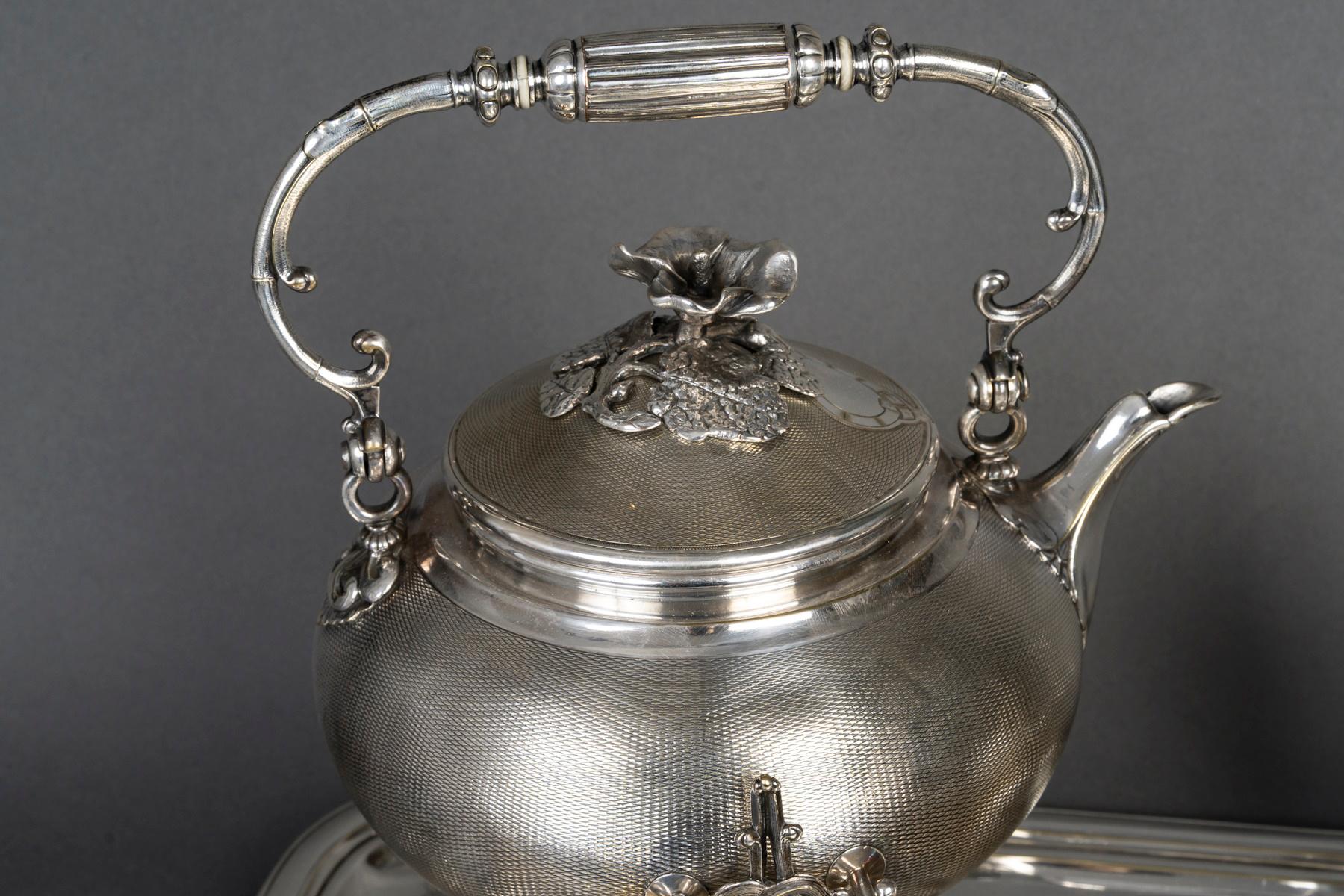 Servicio de té y café chapado en plata del siglo XIX de Christofle, época de Napoleón III.

Servicio de té y café del siglo XIX de Christofle, época de Napoleón III.
Alto: 33 cm, Ancho: 65 cm, Fondo: 41,5 cm