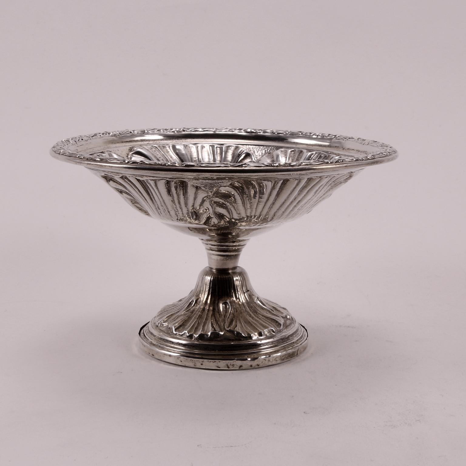 19th Century Silver Small Leaves Decorated Platter In Good Condition For Sale In Florence, IT