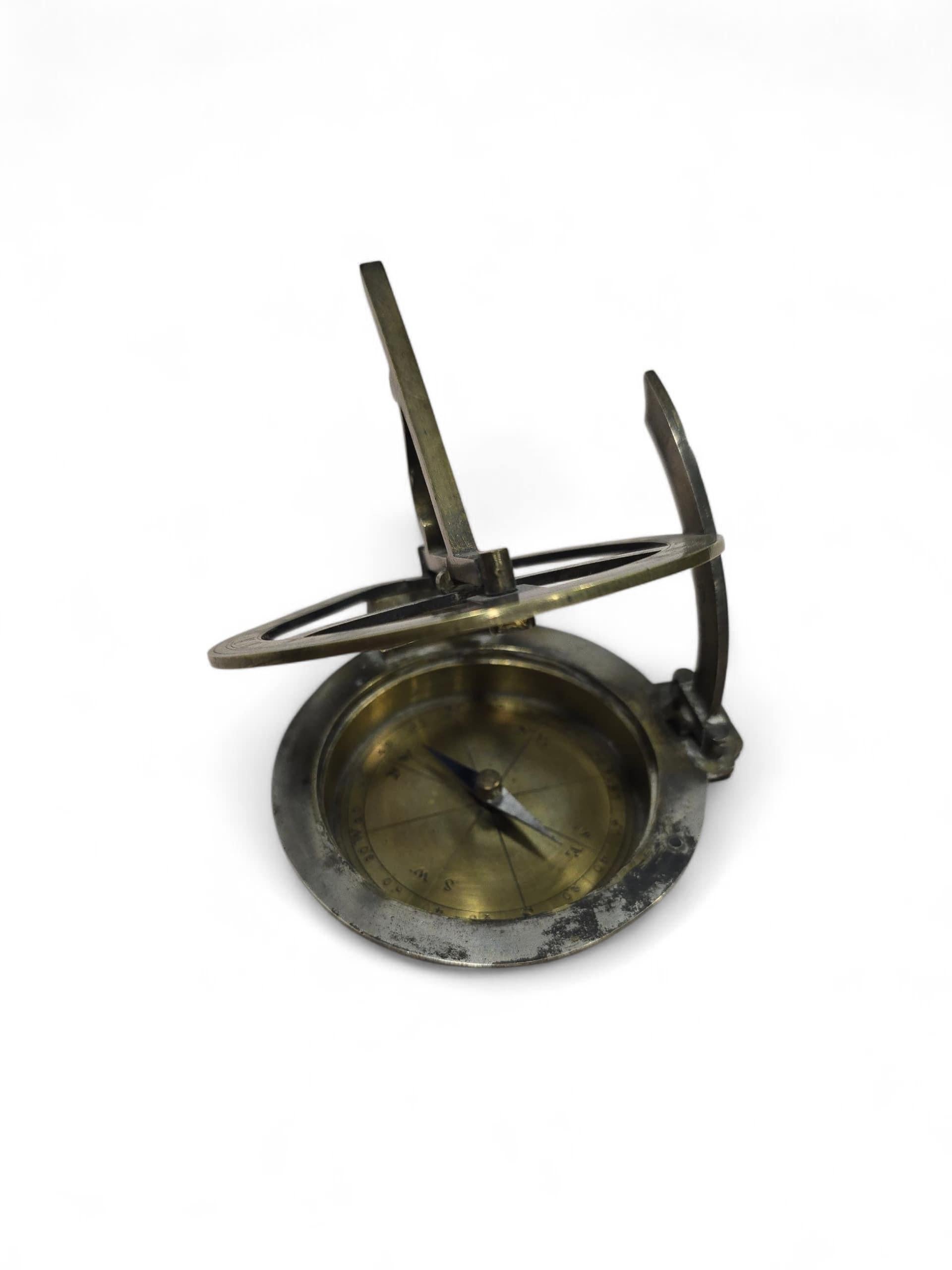 Elegant cadran solaire portatif du XIXe siècle en bronze, partiellement argenté et finement gravé avec des calibrages précis et des détails décoratifs.
Cet instrument compact de mesure du temps reflète les compétences techniques et le raffinement