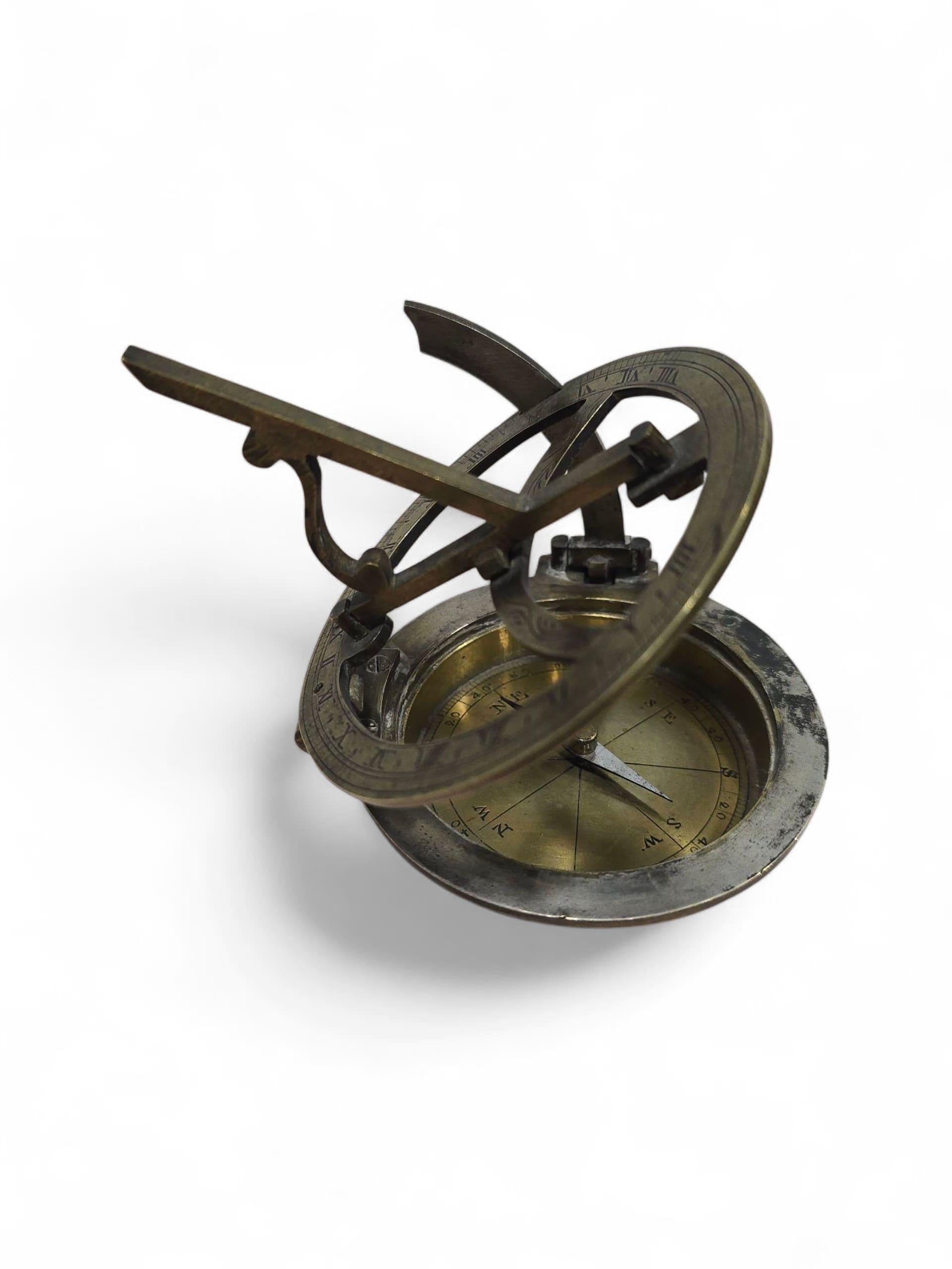 Cadran solaire portatif en bronze argenté et gravé du XIXe siècle Bon état - En vente à Madrid, ES