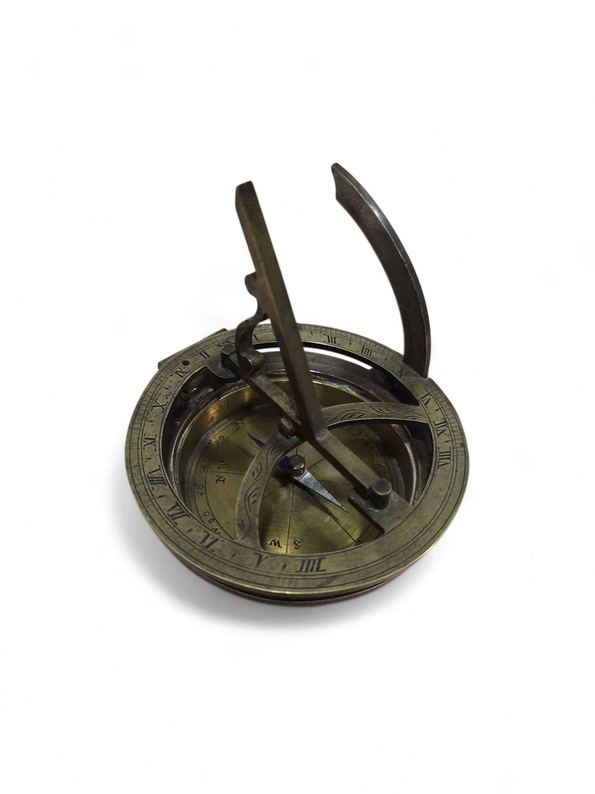 Début du XIXe siècle Cadran solaire portatif en bronze argenté et gravé du XIXe siècle en vente