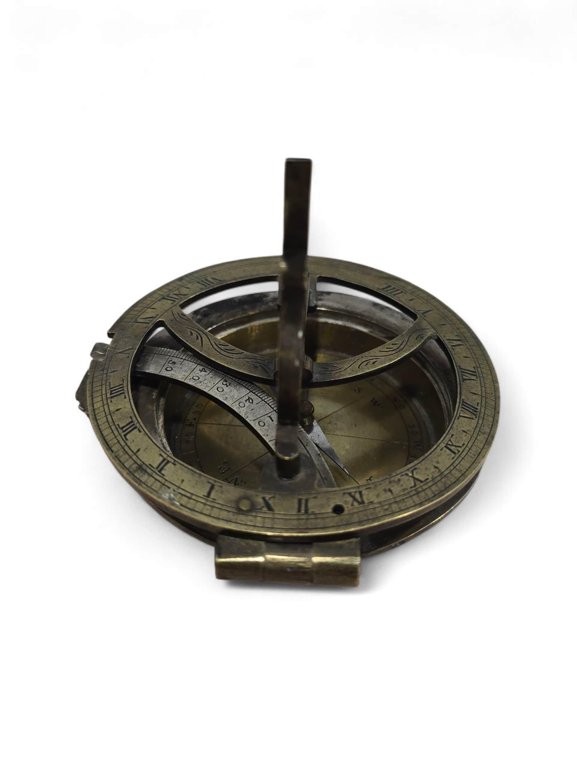 Cadran solaire portatif en bronze argenté et gravé du XIXe siècle en vente 3