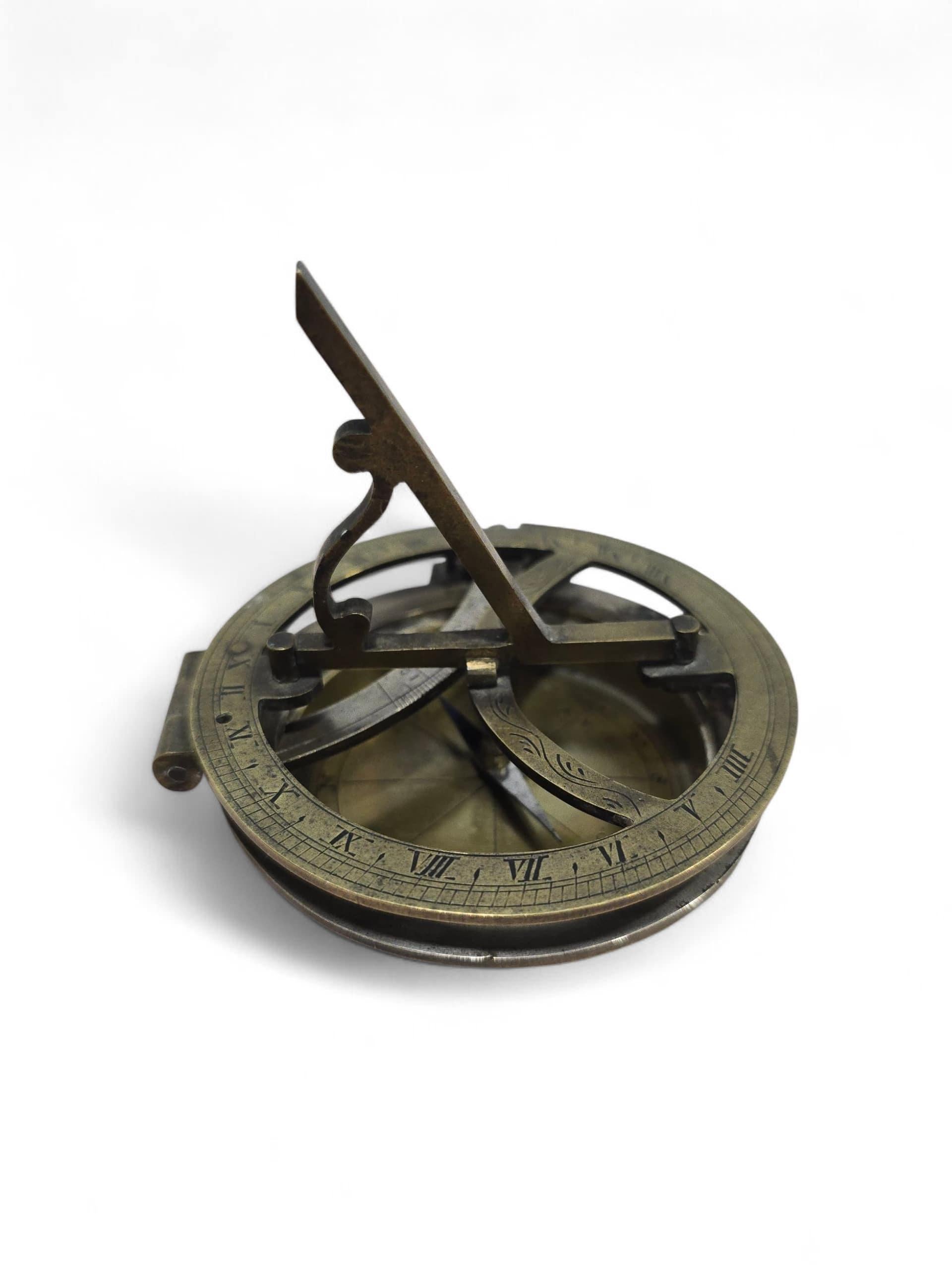 Cadran solaire portatif en bronze argenté et gravé du XIXe siècle en vente 4
