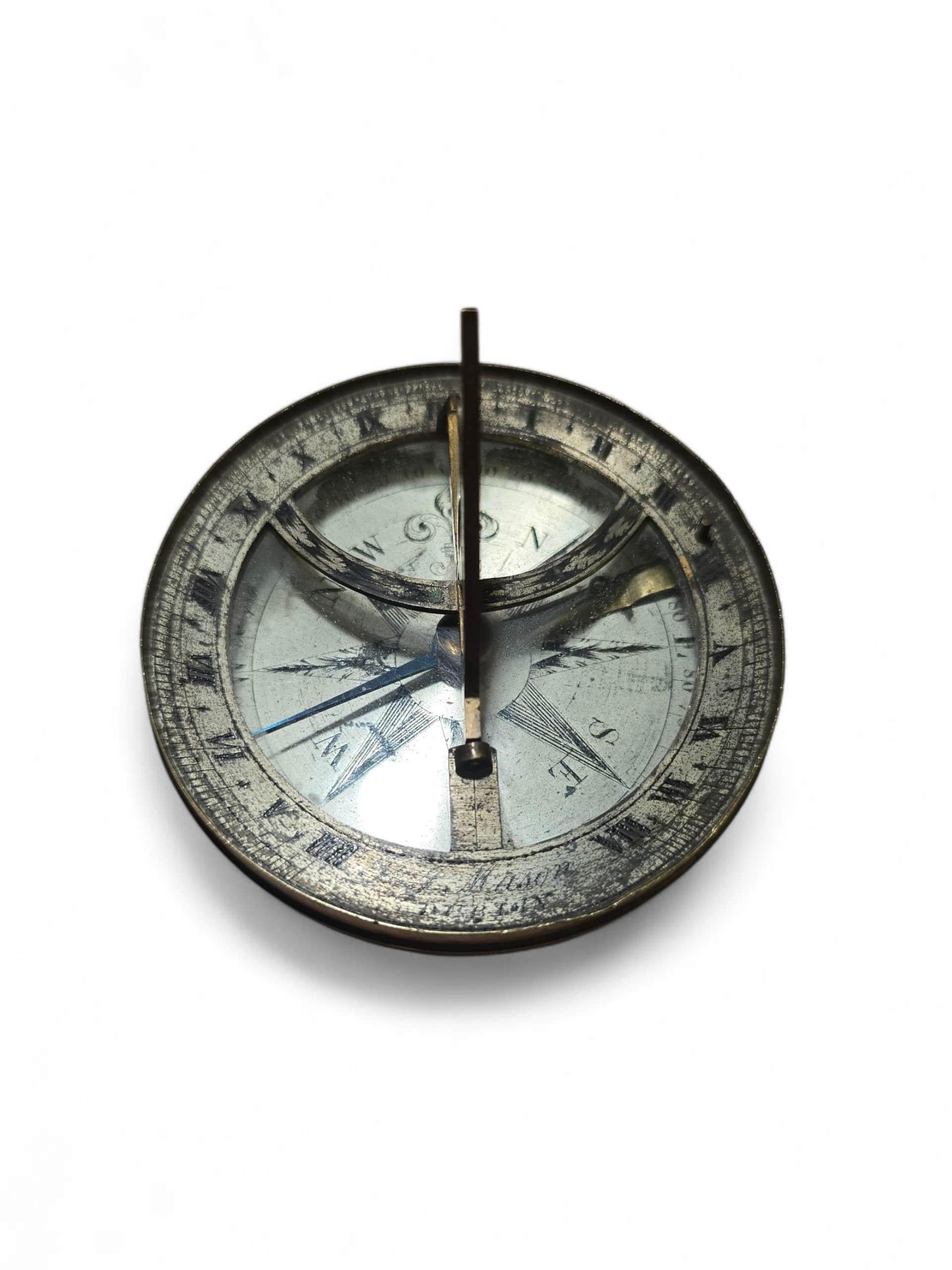 Laiton Cadran solaire portatif en laiton argenté du 19e siècle signé 