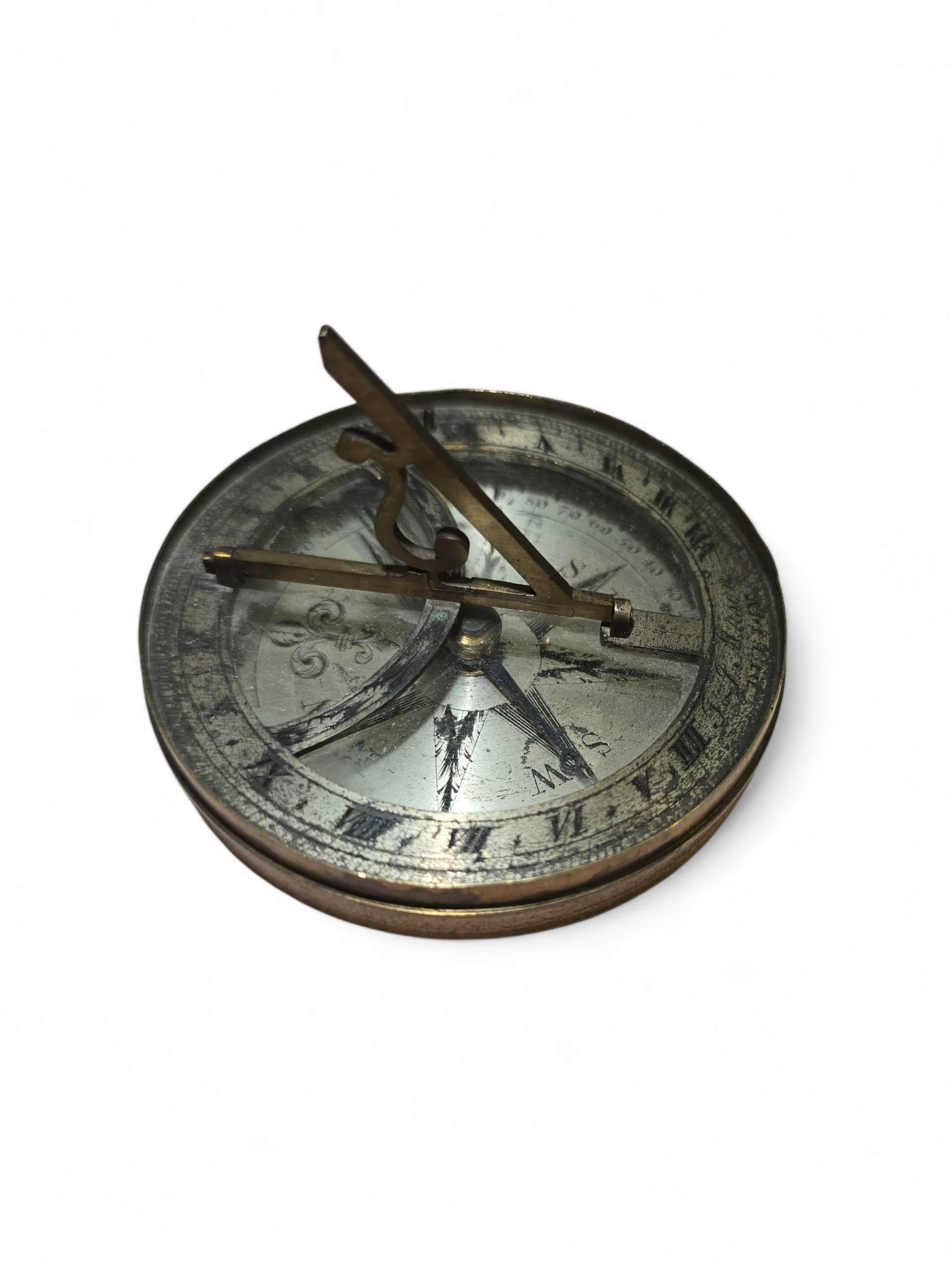 Cadran solaire portatif en laiton argenté du 19e siècle signé 