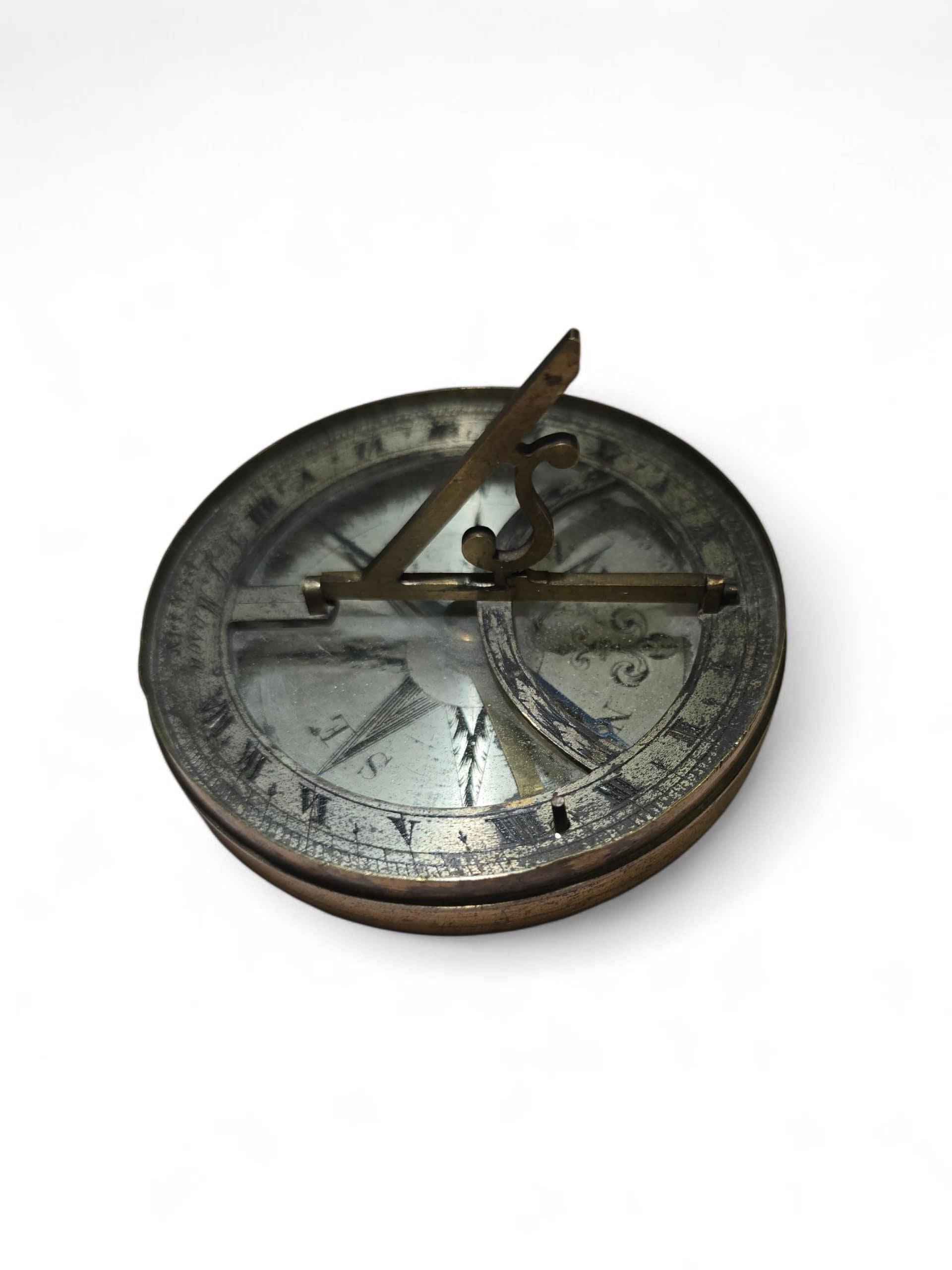 Cadran solaire portatif en laiton argenté du 19e siècle signé 