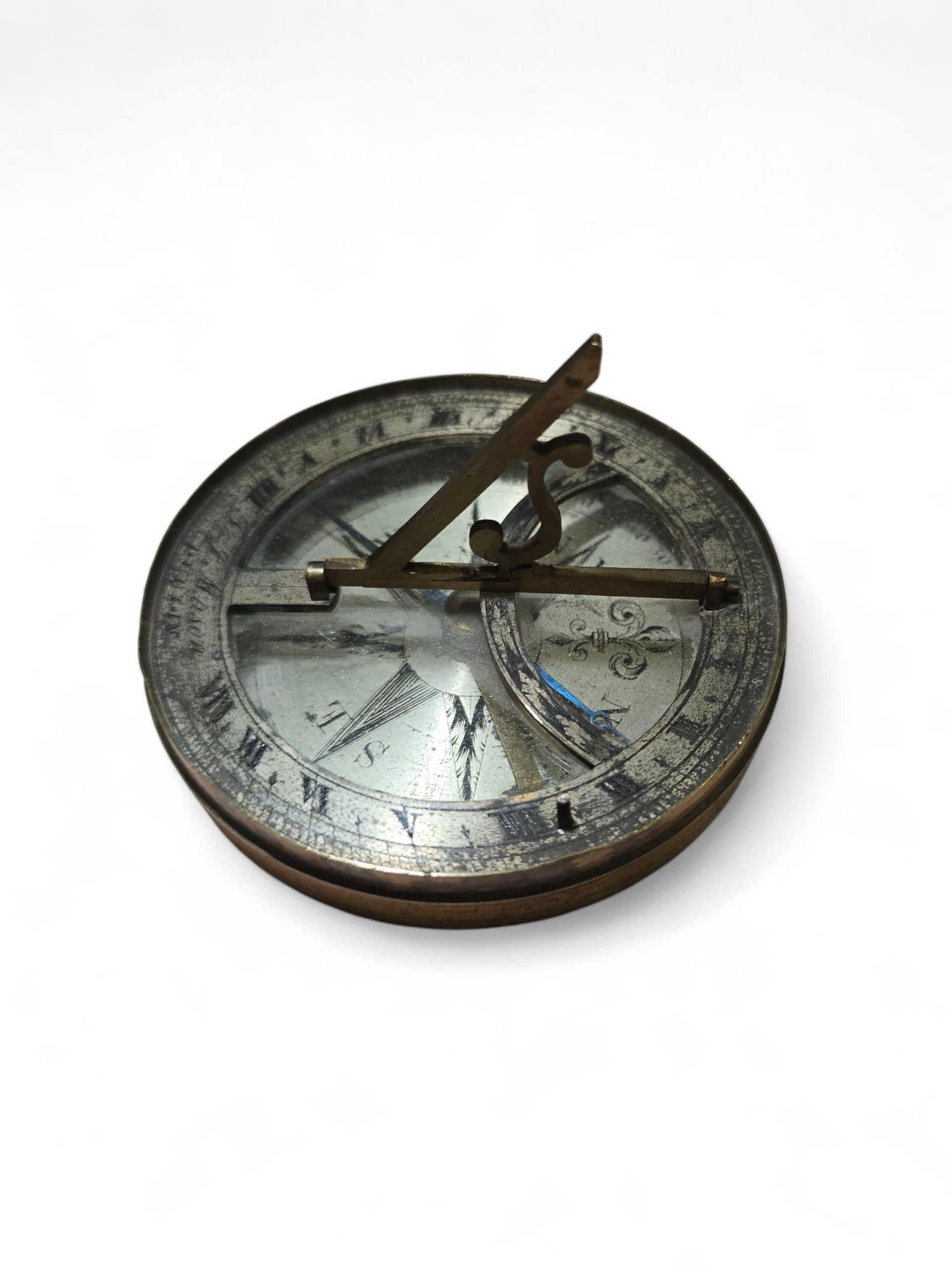 Cadran solaire portatif en laiton argenté du 19e siècle signé 