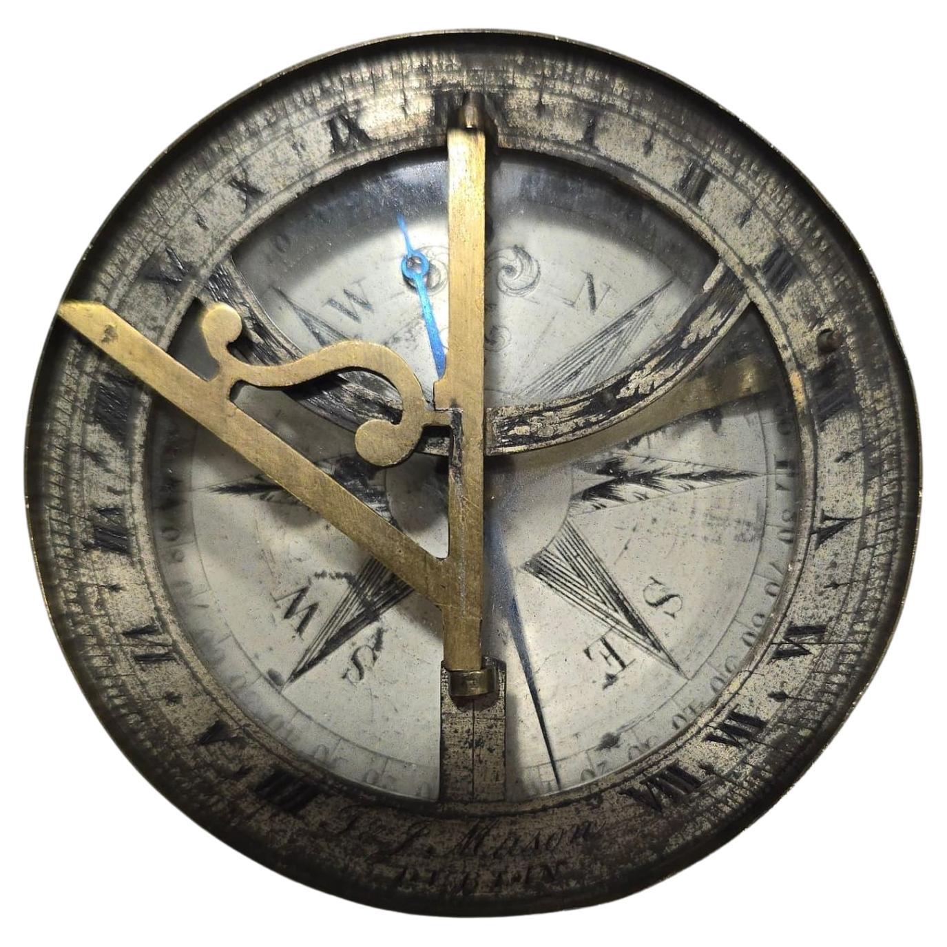 Cadran solaire portatif en laiton argenté du 19e siècle signé "AT&T". Mason, Dublin