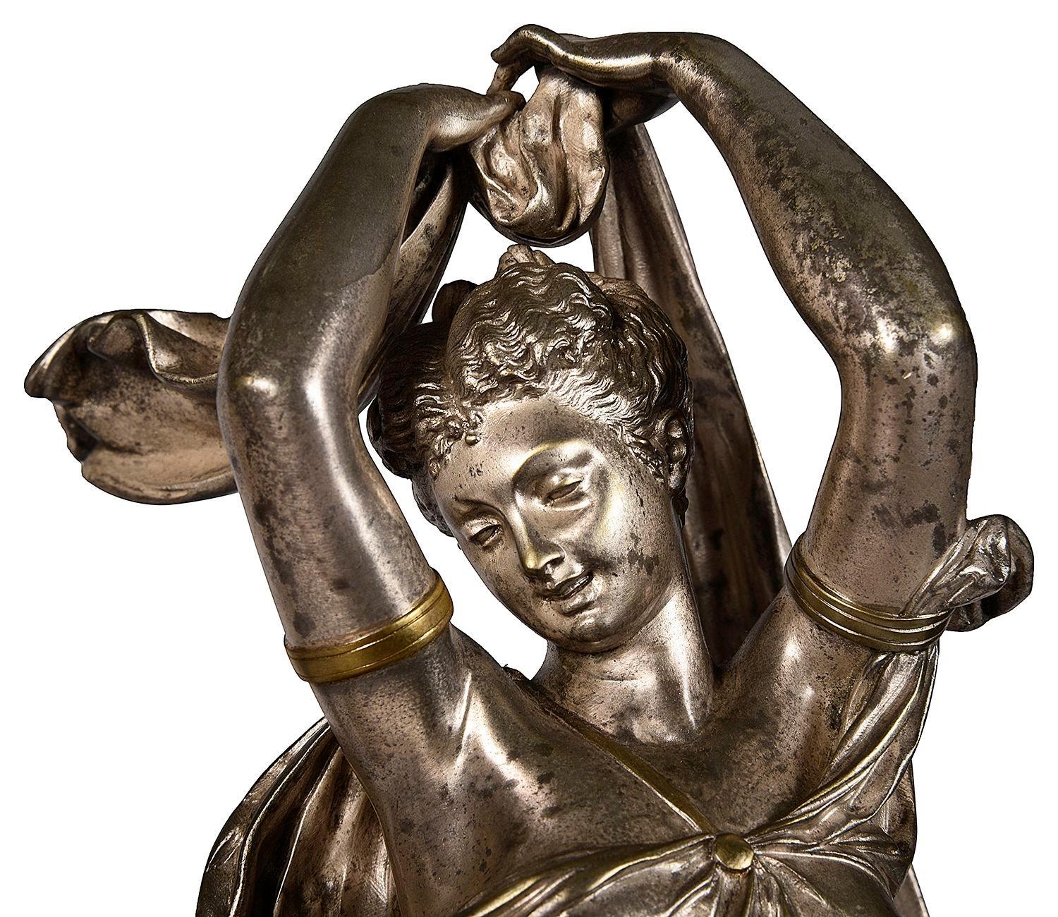 Charmante statue classique française en bronze argenté du XIXe siècle représentant une mère et ses enfants en train de danser, montée sur une base dorée.
Signé ; transporteur
Albert-Ernest Carrier-Belleuse était un sculpteur français. Il est l'un