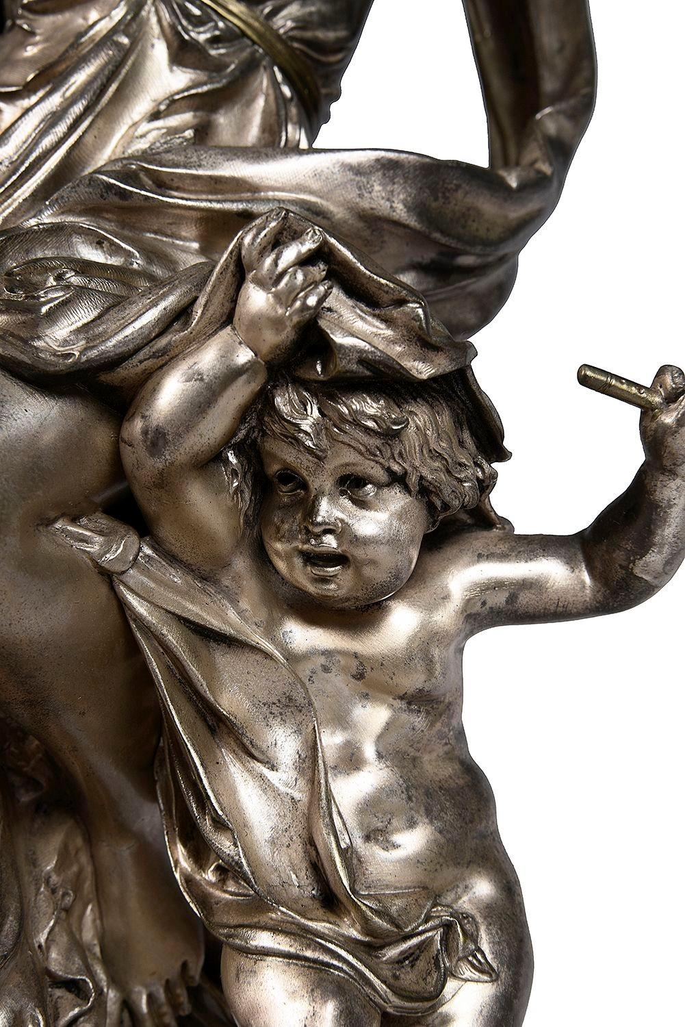 Argenté Mère et enfants dansant en bronze argenté du 19ème siècle. Par transporteur en vente