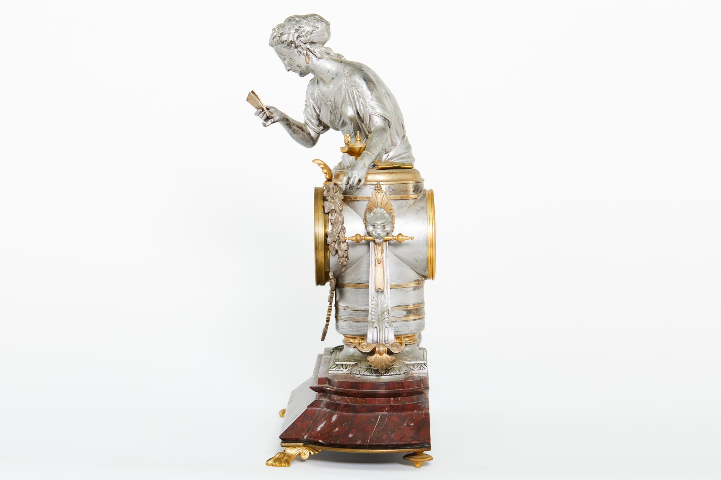 Ensemble de garnitures d'horloge en bronze argenté et marbre rouge du 19ème siècle en vente 4
