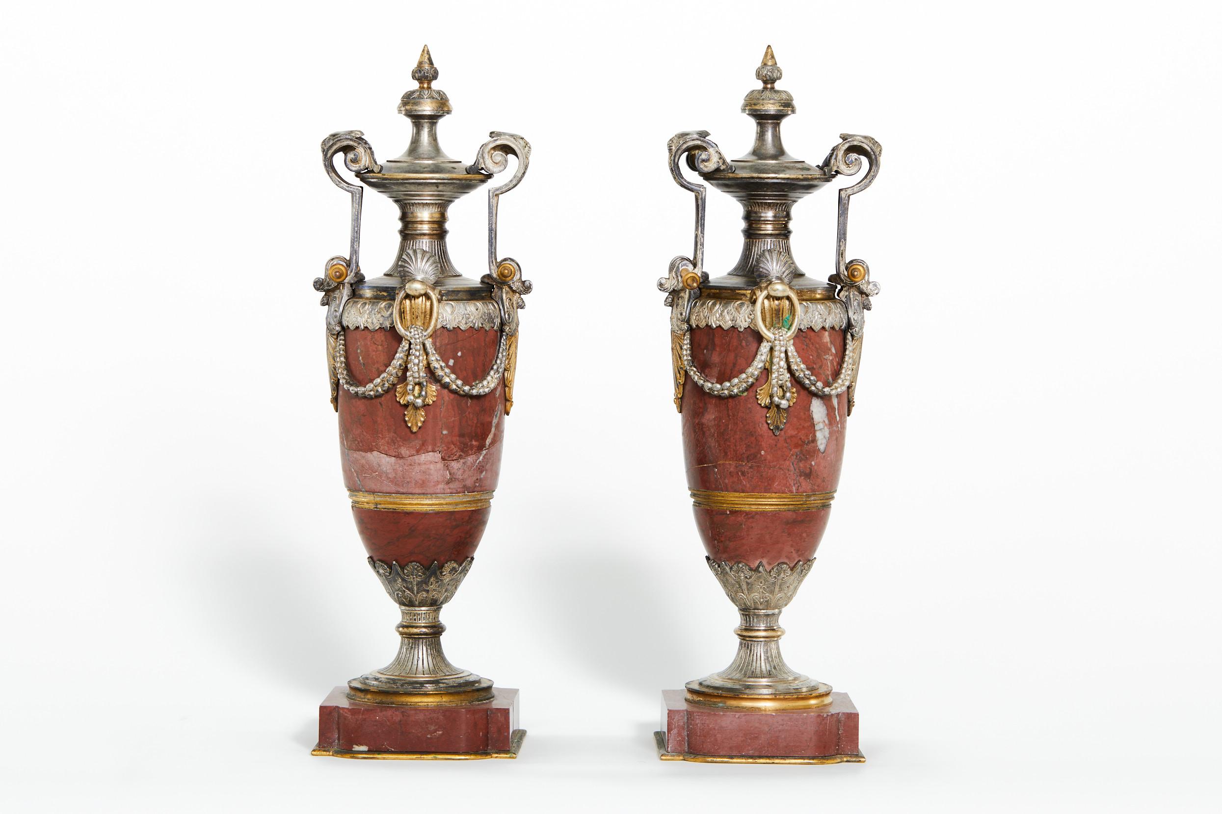 Ensemble de garnitures d'horloge en bronze argenté et marbre rouge du 19ème siècle en vente 7