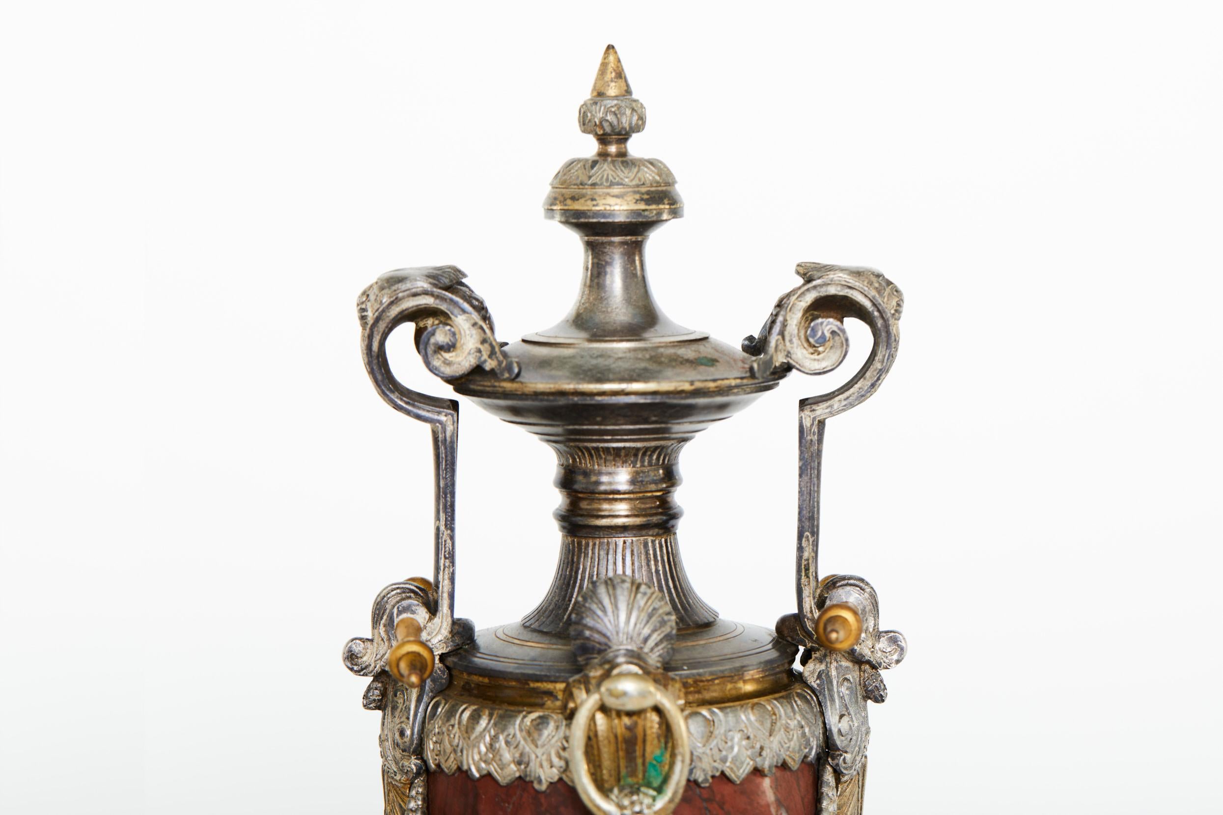 Ensemble de garnitures d'horloge en bronze argenté et marbre rouge du 19ème siècle en vente 8