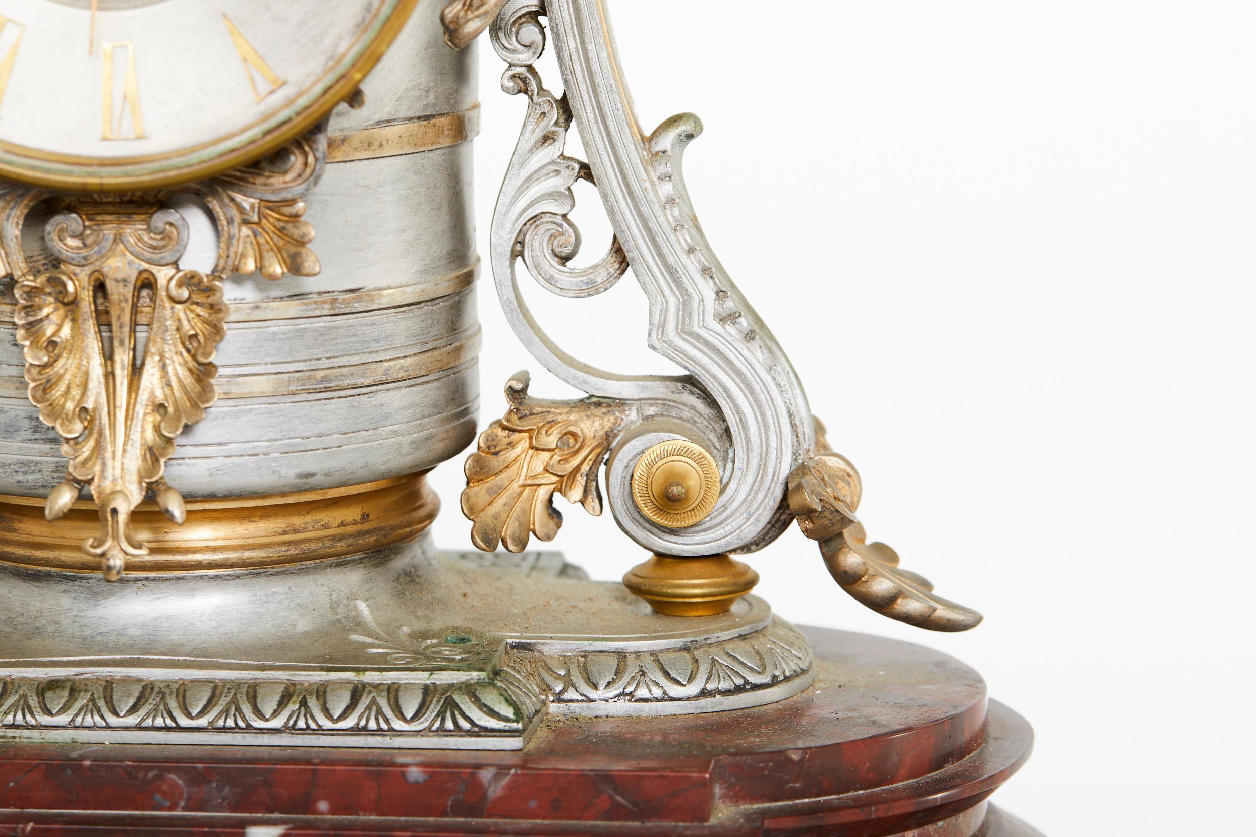Ensemble de garnitures d'horloge en bronze argenté et marbre rouge du 19ème siècle Bon état - En vente à Tarry Town, NY