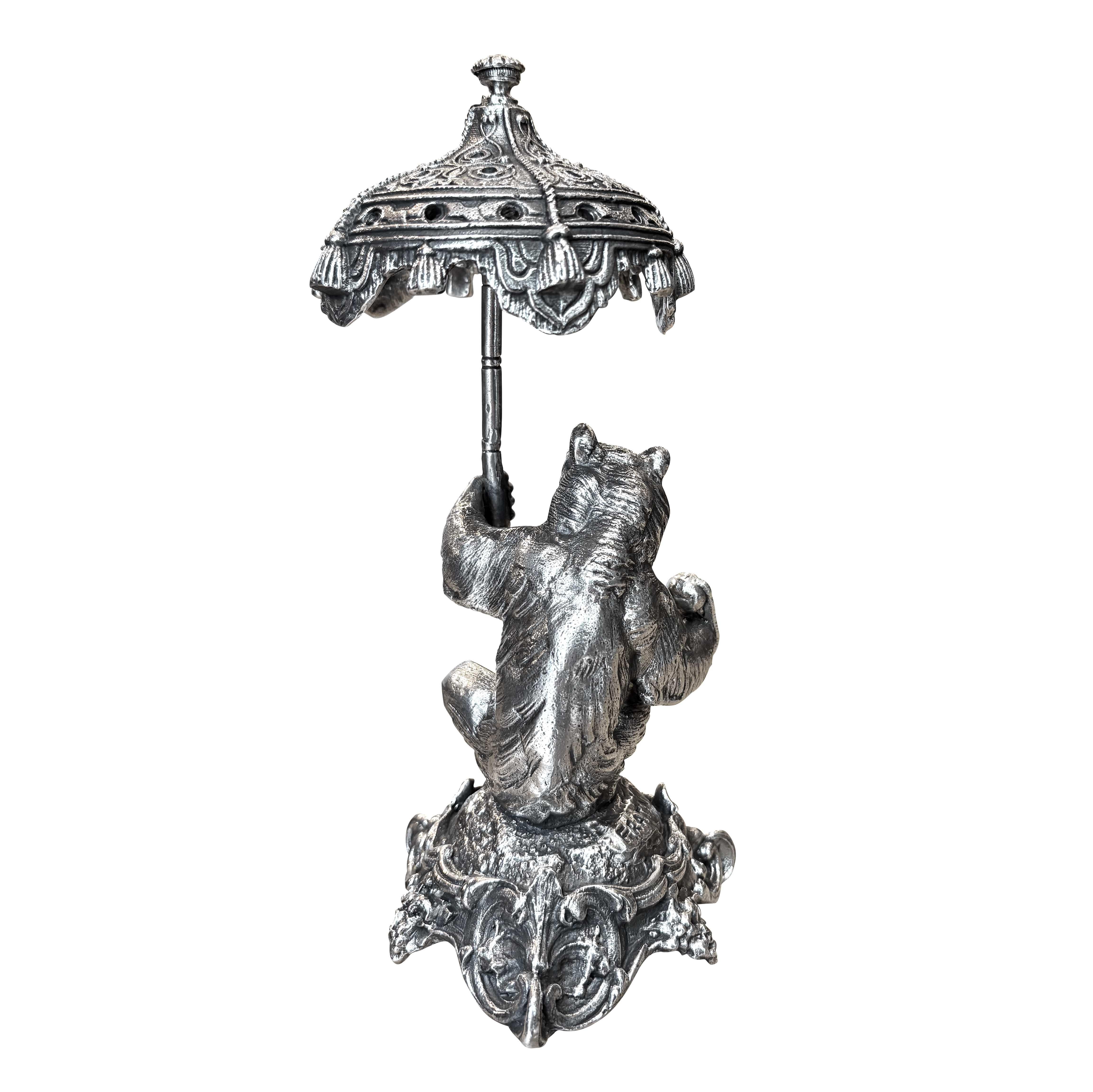 Esta exquisita escultura de bronce plateado de Christophe Fratin es una representación perfecta del arte decorativo del siglo XIX, que combina hábilmente un intrincado trabajo de cincelado con materiales opulentos para crear una pieza majestuosa y