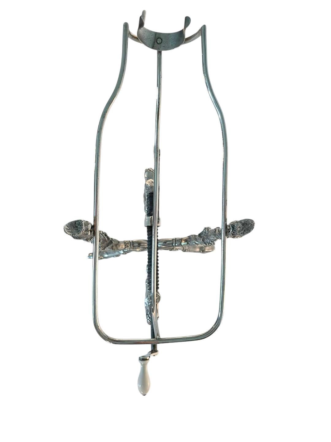 Inhabituel berceau à vin ou machine à décanter en bronze argenté de la fin du XIXe siècle, représentant une vigne croisée avec des feuilles et des raisins. Une vis centrale tourne pour contrôler l'inclinaison de la bouteille.