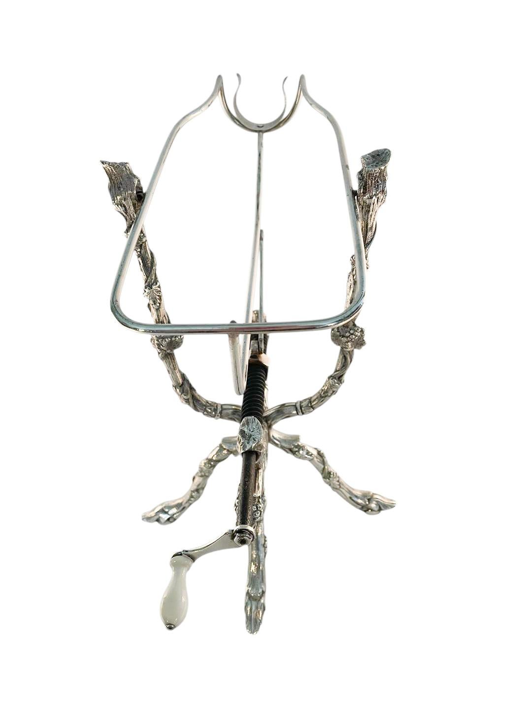 Victorien Berceau à vin / machine à décanter en bronze argenté du XIXe siècle à motif de vigne en vente