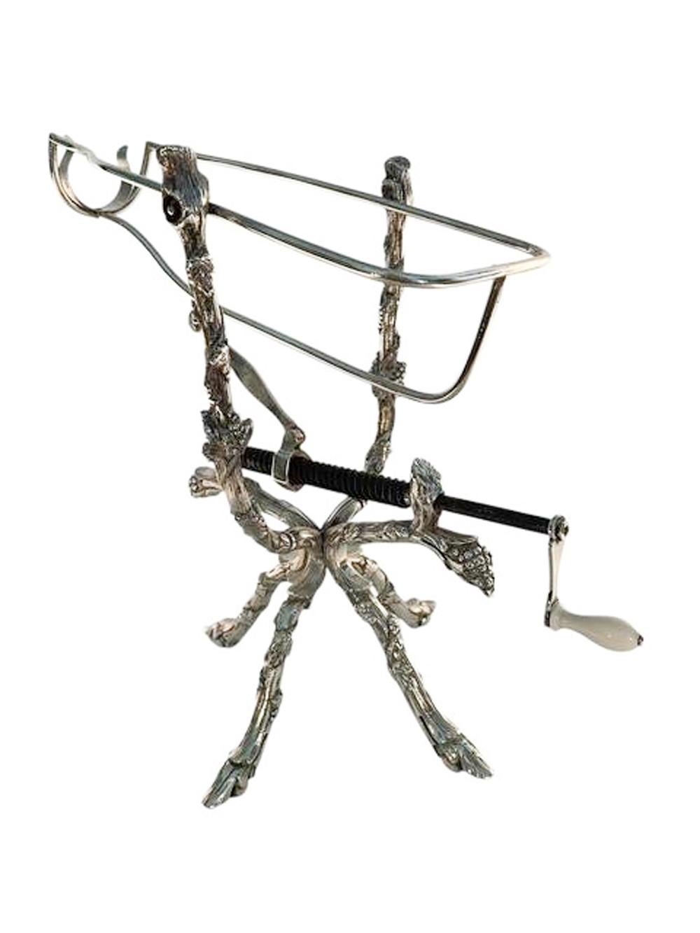Français Berceau à vin / machine à décanter en bronze argenté du XIXe siècle à motif de vigne en vente