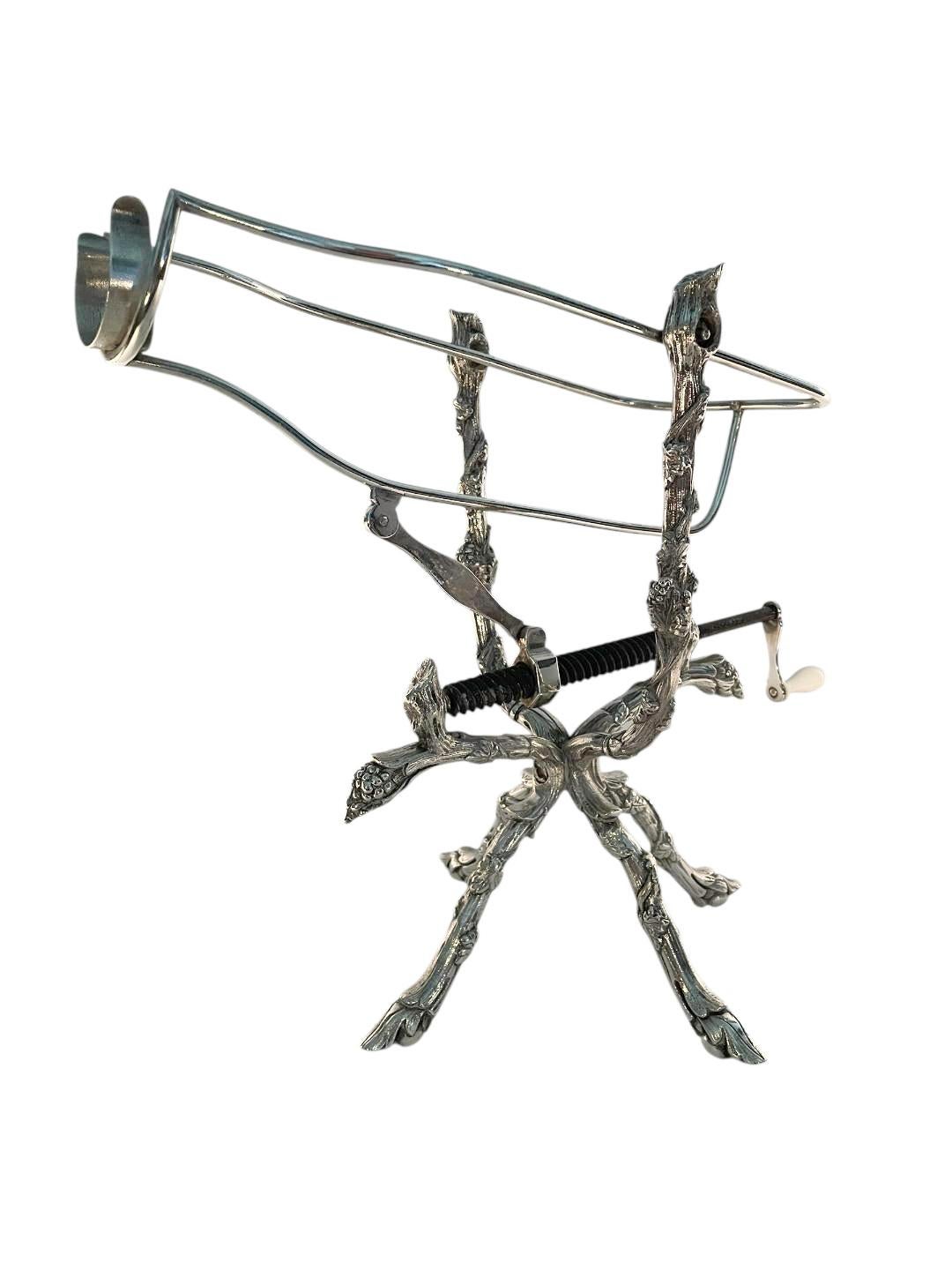 Berceau à vin / machine à décanter en bronze argenté du XIXe siècle à motif de vigne en vente 1
