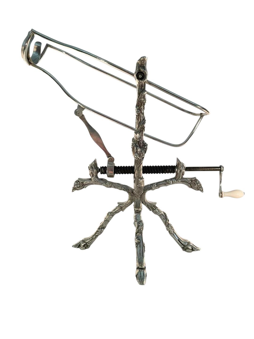 Berceau à vin / machine à décanter en bronze argenté du XIXe siècle à motif de vigne en vente 3