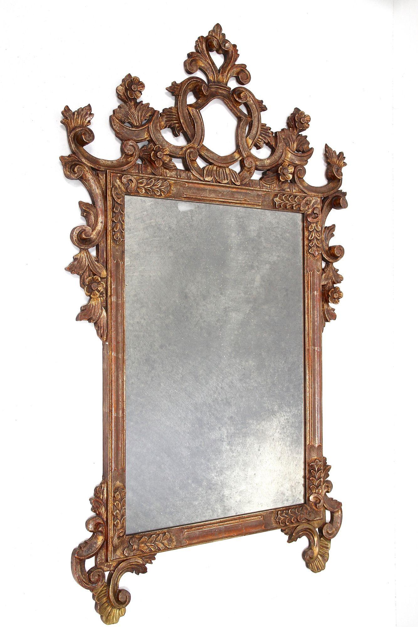 Grand miroir mural italien du milieu du 19e siècle, d'un design fantastique, datant de la période autour de 1840 à Venise. Ce miroir ouvragé très élaboré faisait partie de l'inventaire d'une très ancienne villa urbaine située au centre de la célèbre